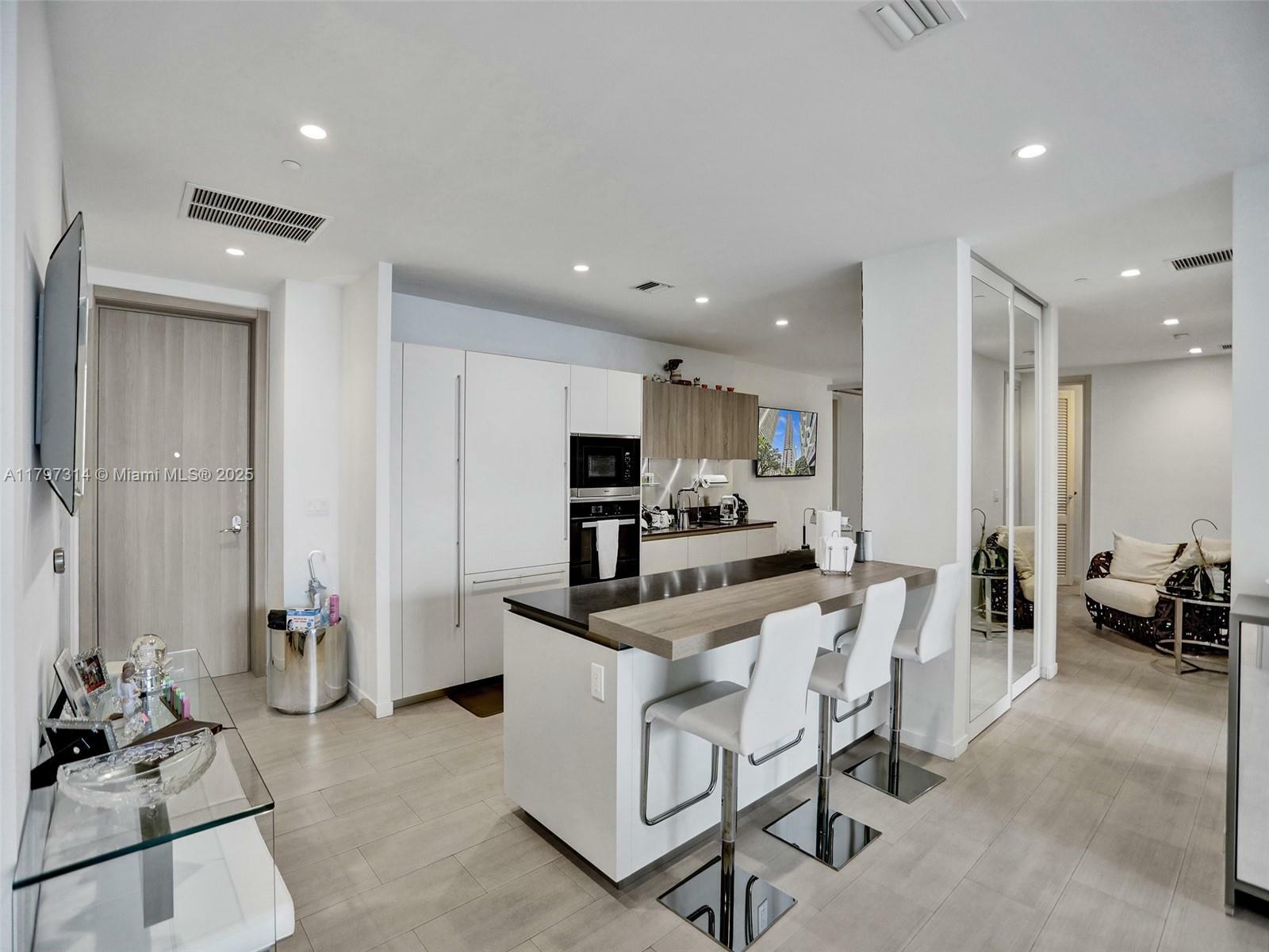 Property Photo: 1000 Brickell Plz Ph5103 FL 33131