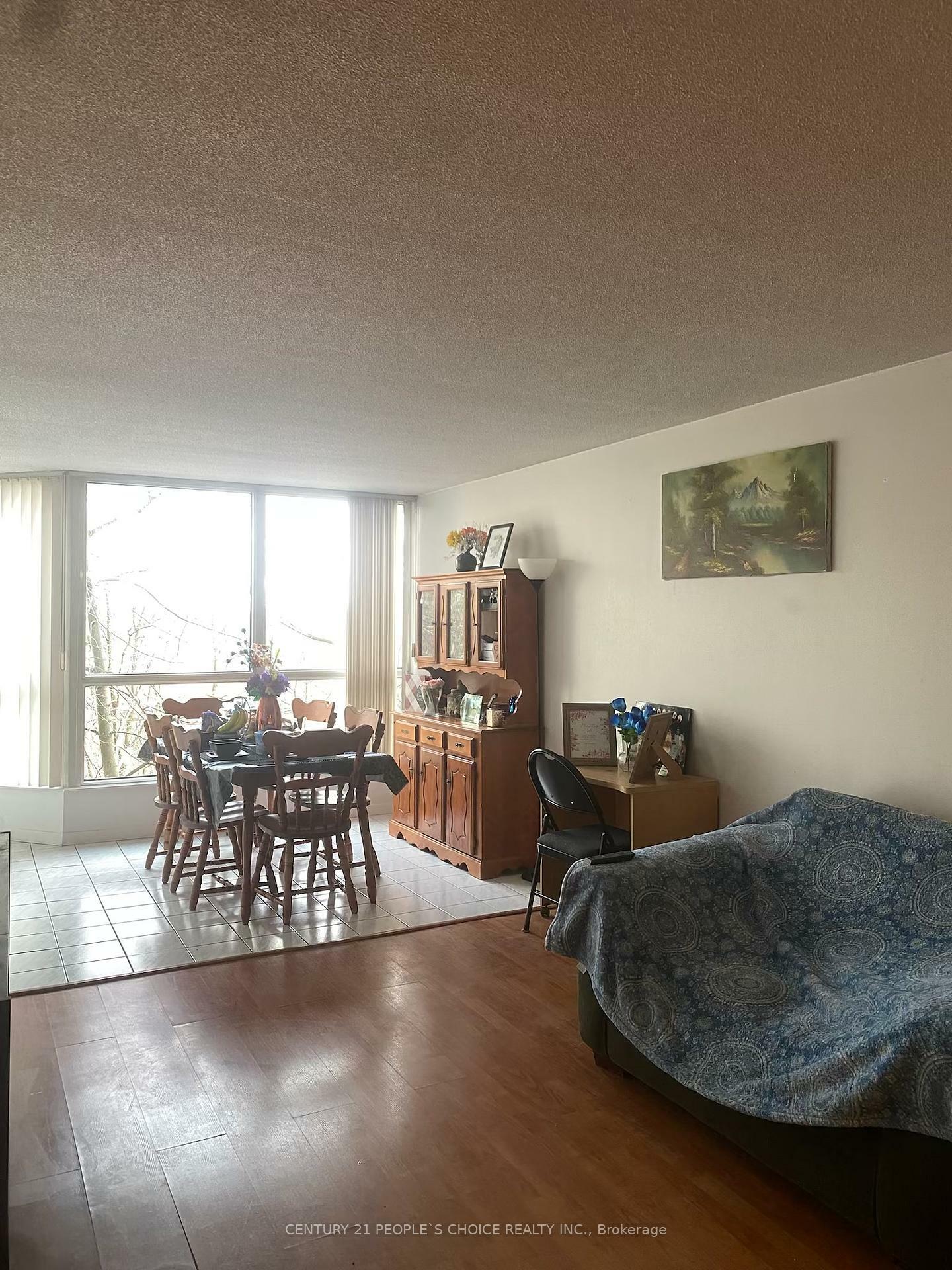 Photo de la propriété: 5 Rowntree Road 203 ON M9V 5G9