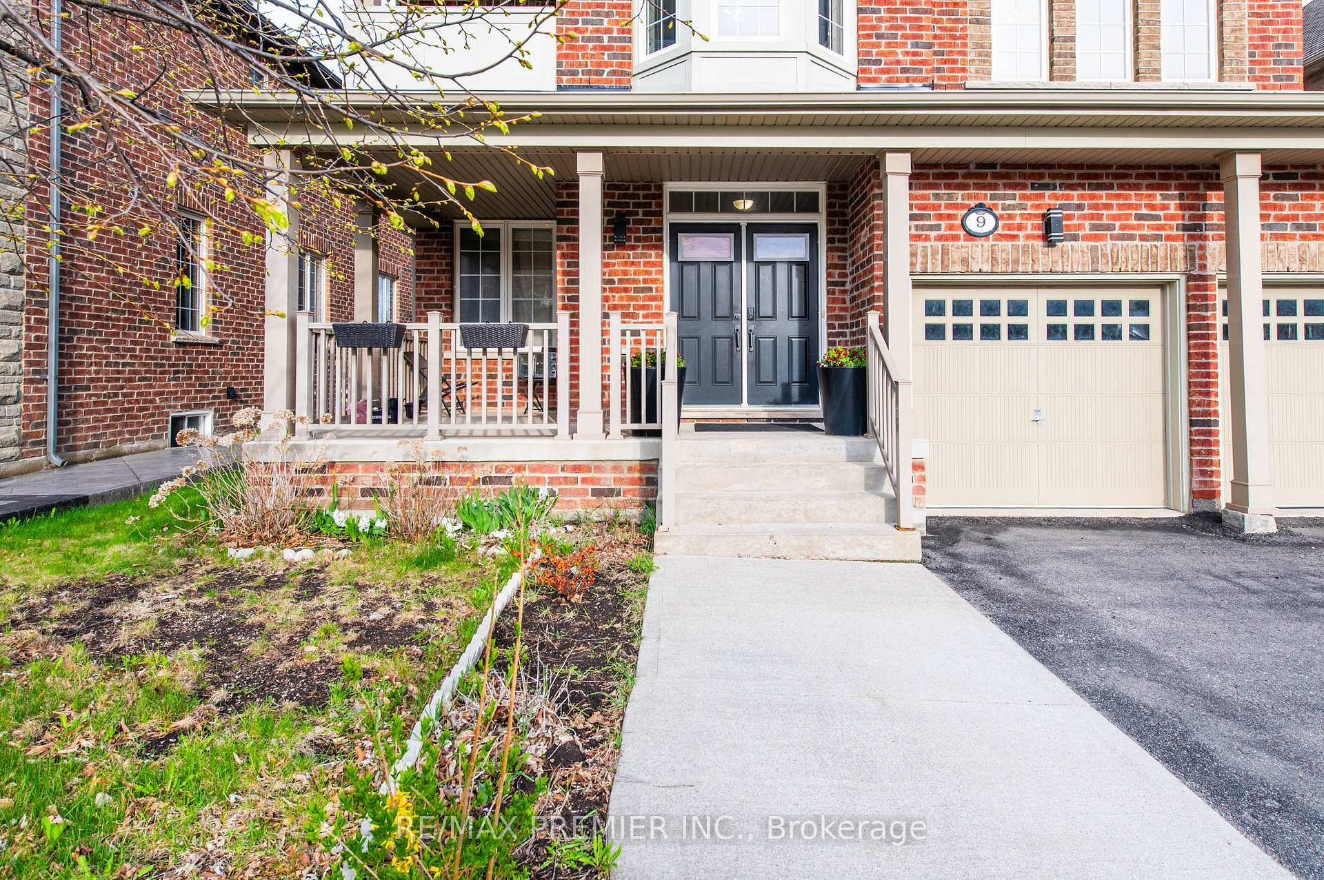 Property Photo:  9 Twistleton Street  ON L7C 2H1 