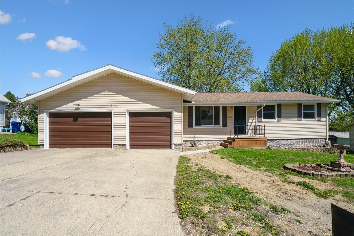 921 3rd Avenue NE  Oelwein IA 50662 photo