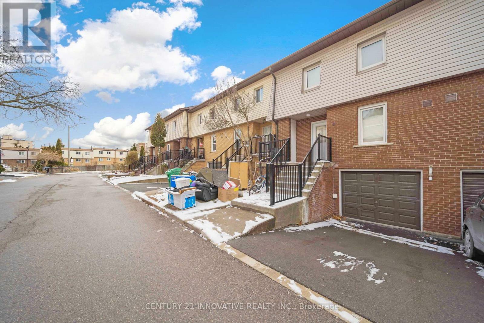Property Photo: 3175 Kirwin Avenue 5 ON L5A 3M4