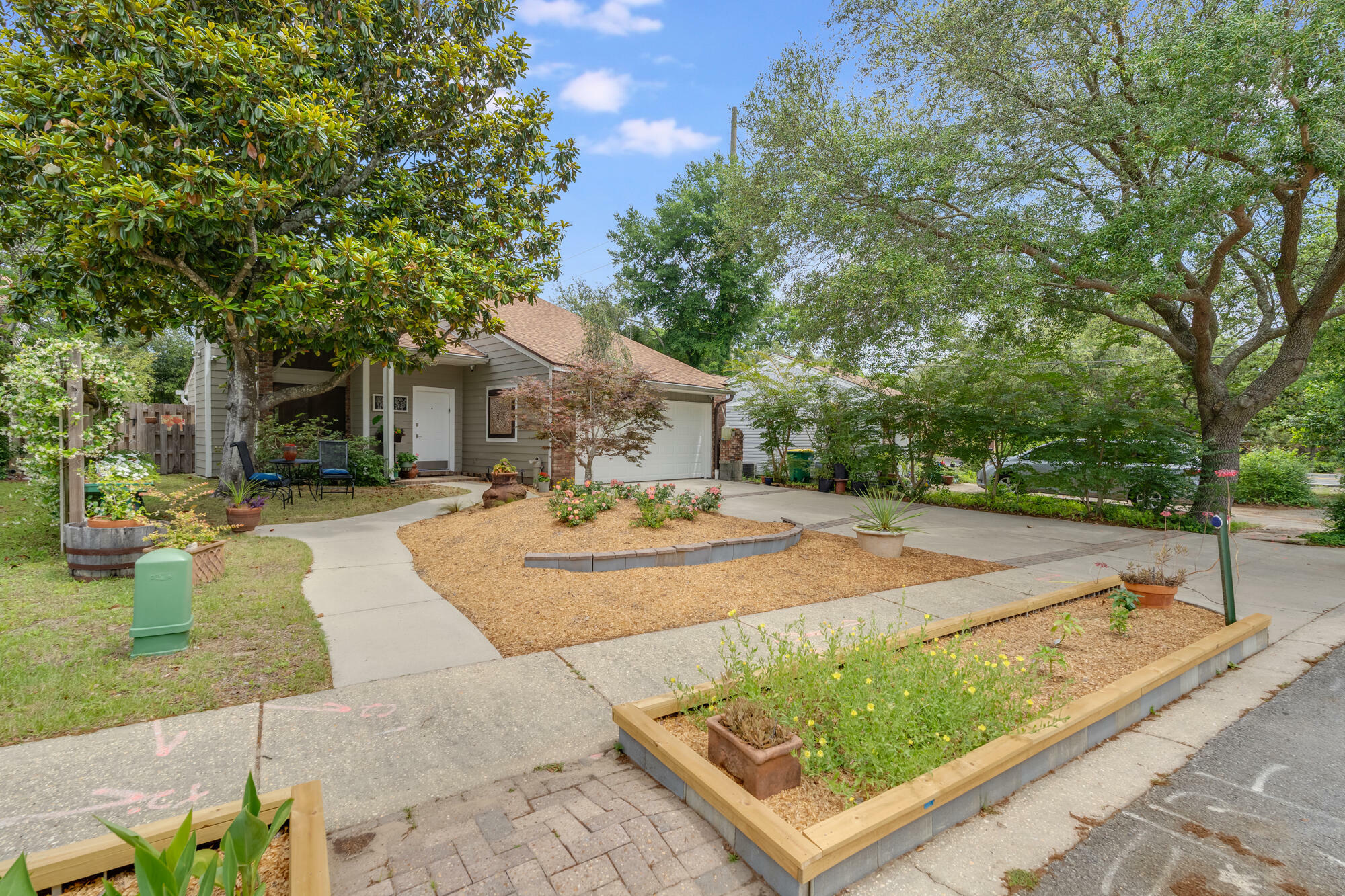 Property Photo: 1002 Alderwood Way FL 32578