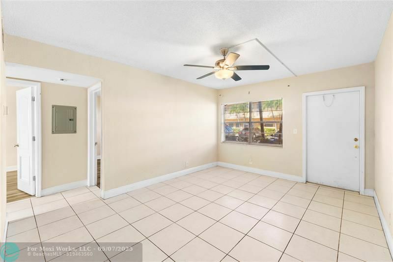 Property Photo: 4061 N Dixie Hwy 3 FL 33334