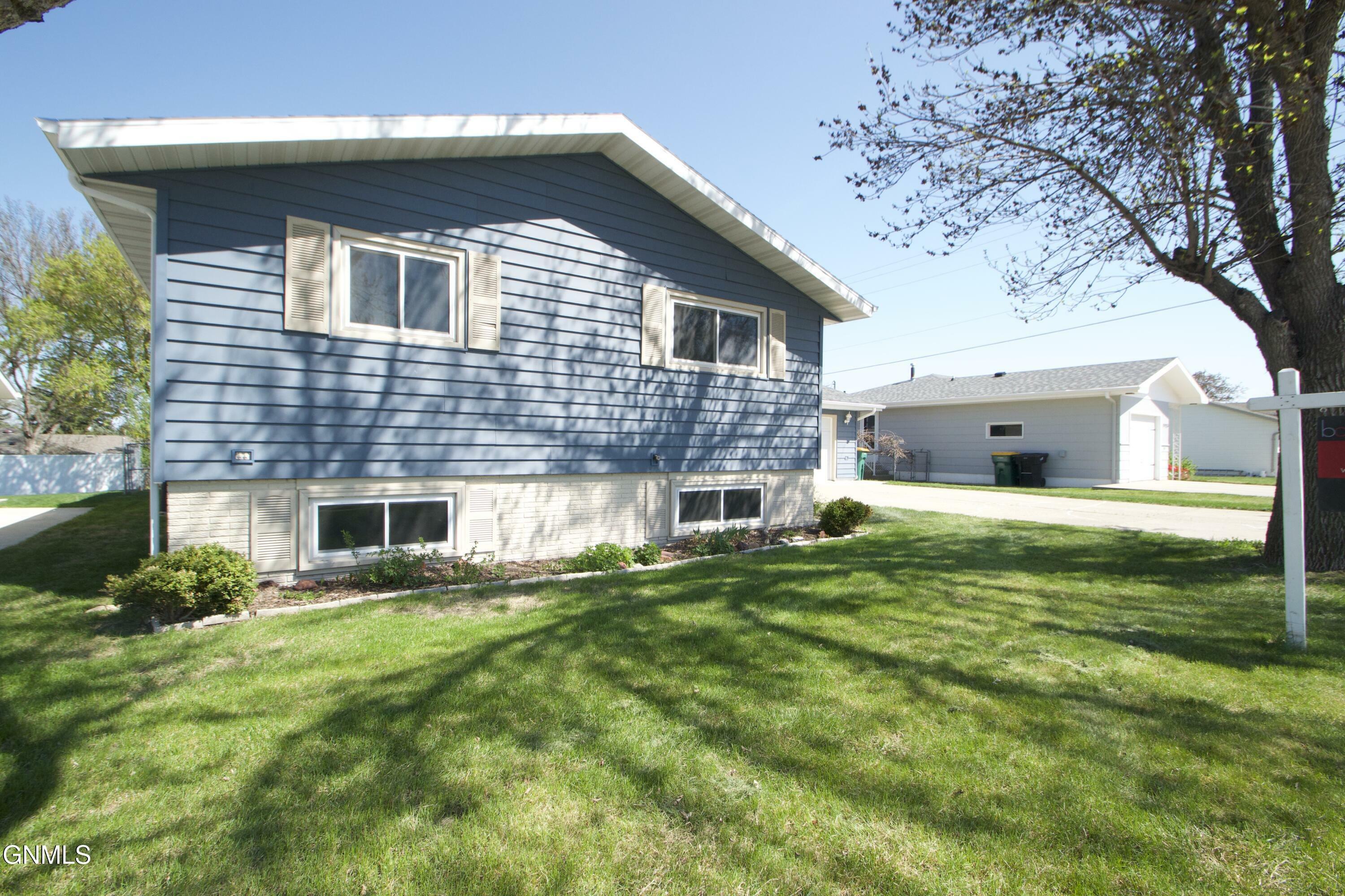 Property Photo: 1729 N 20th Street ND 58501