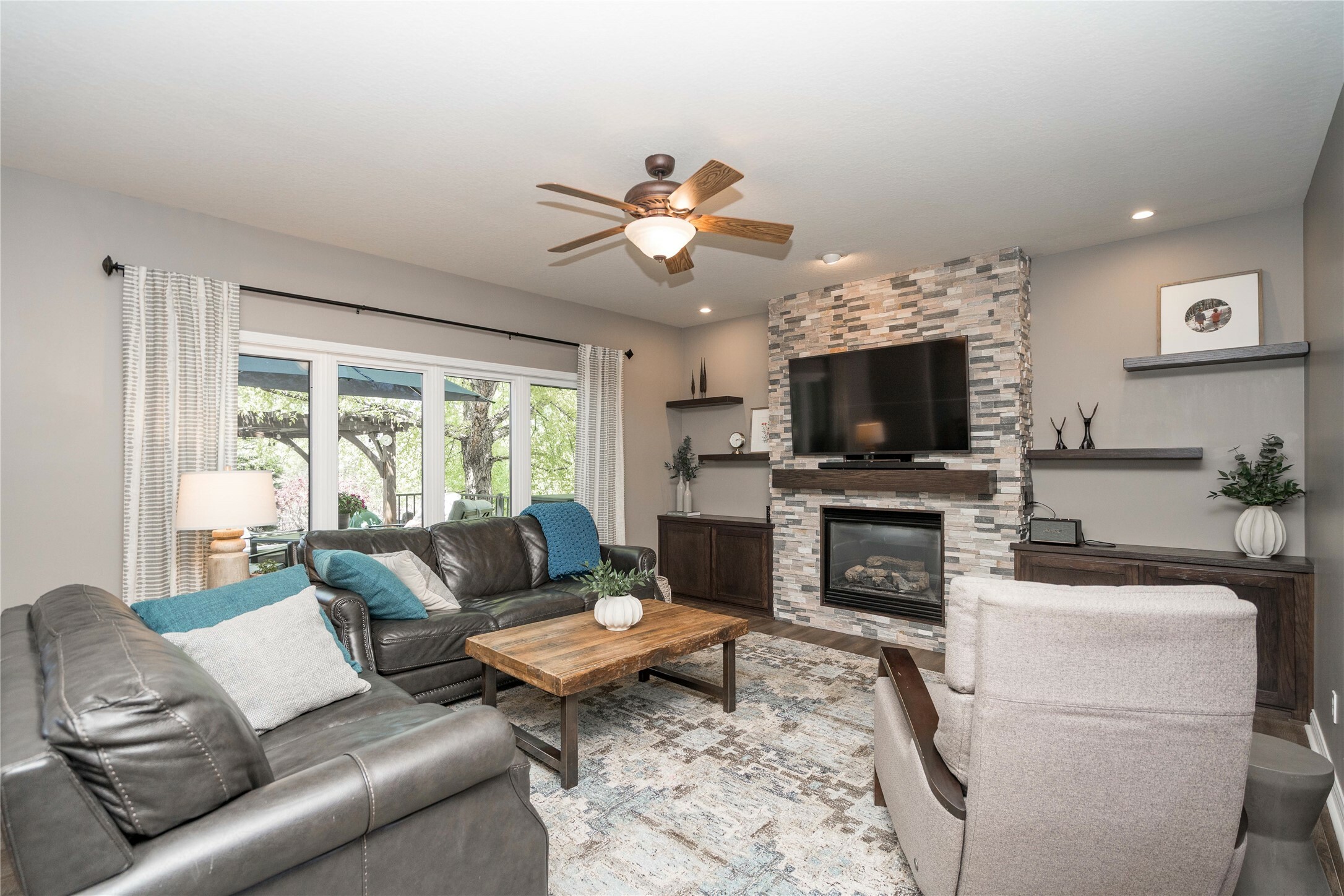Property Photo: 9823 Hickory Drive IA 50322