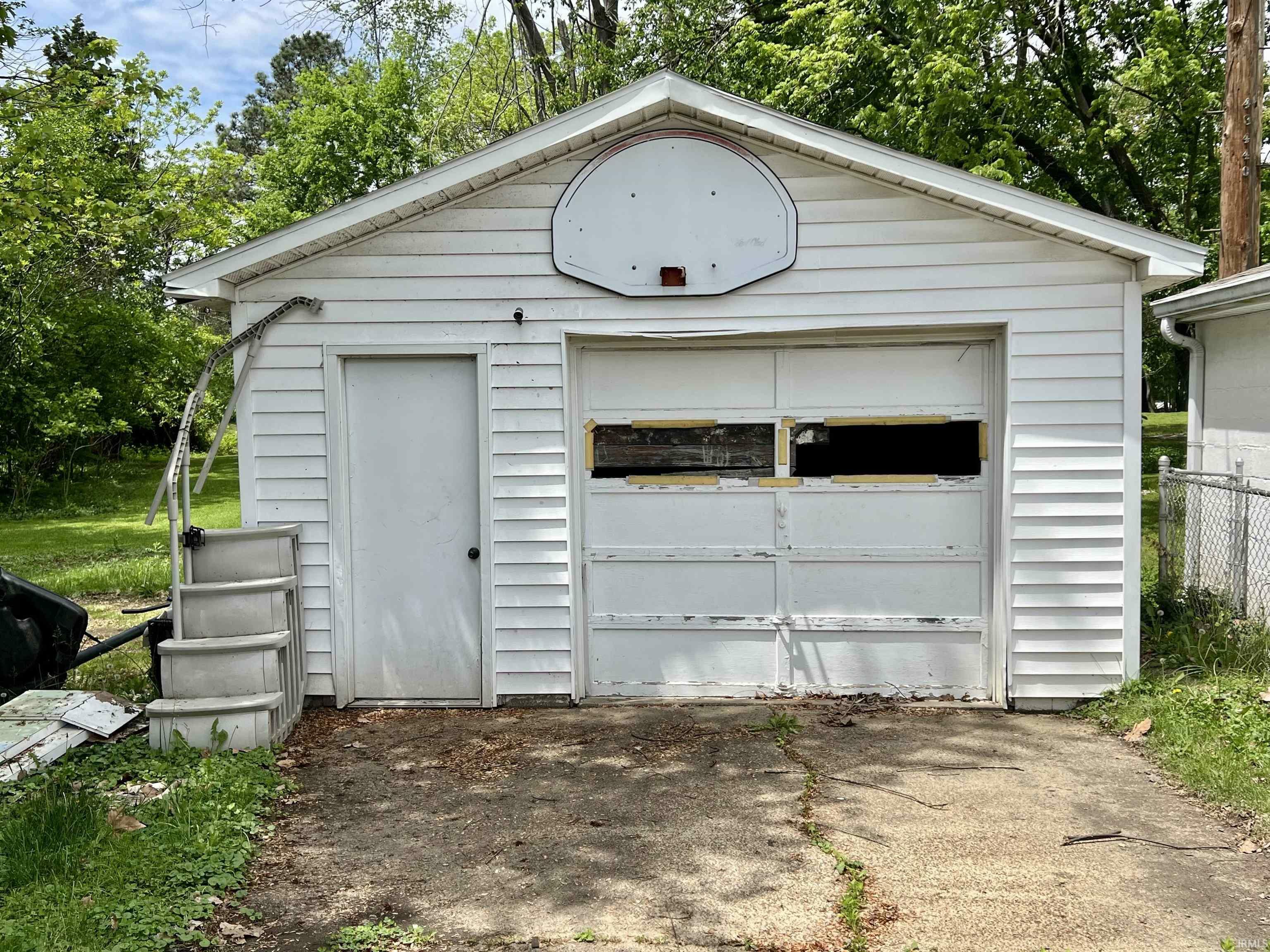 Property Photo: 2912 N Bedford Avenue IN 47711-6256