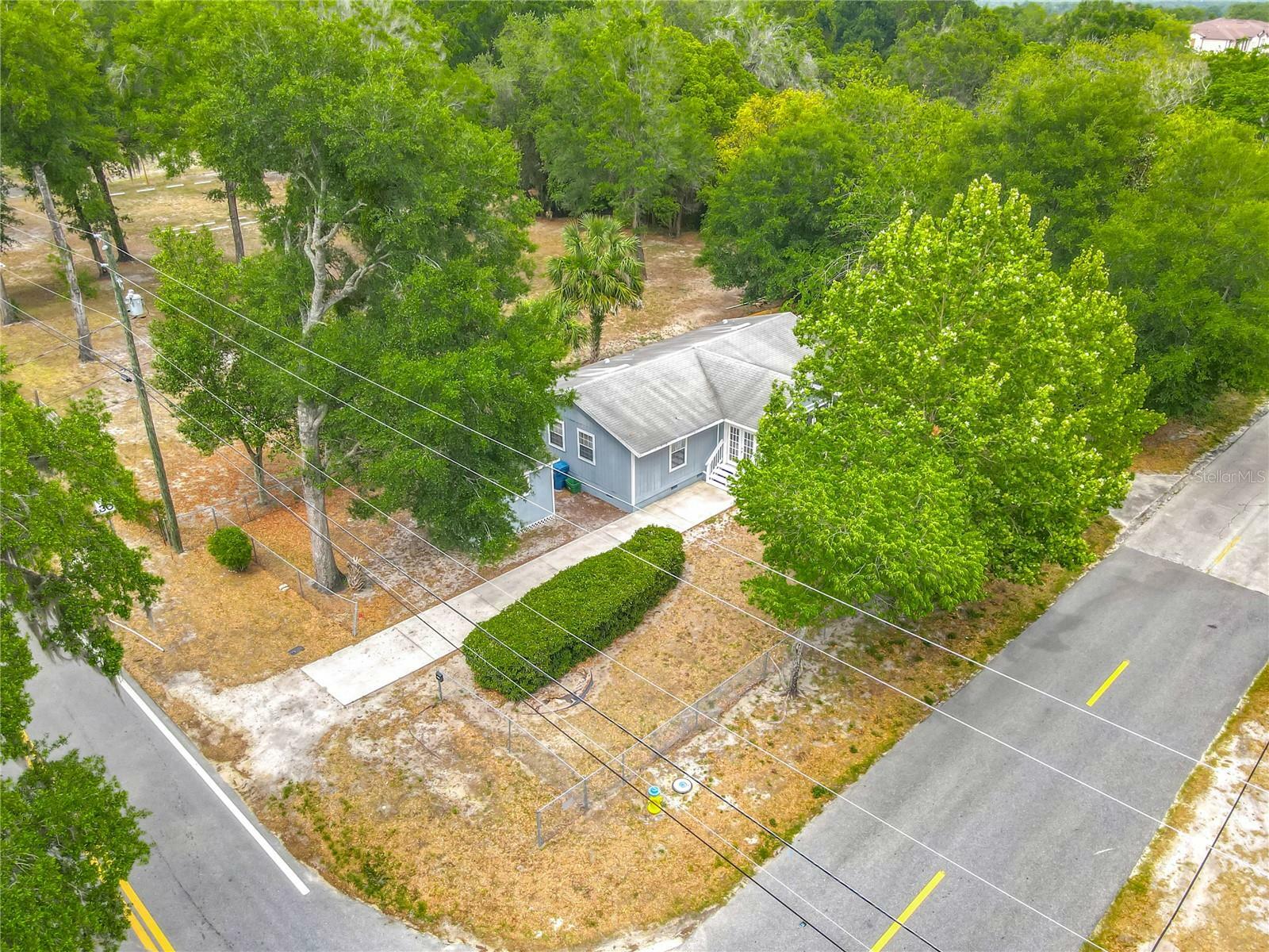 Property Photo: 499 W Beresford Road FL 32720