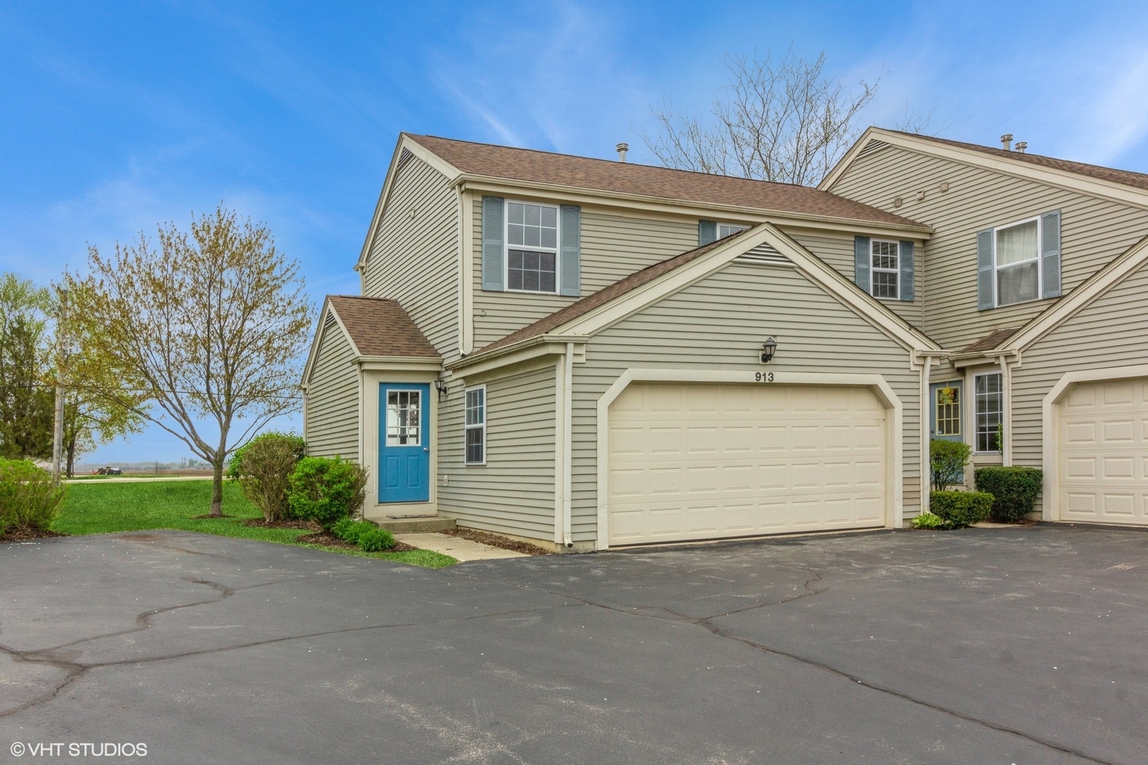 Property Photo: 913 Village Court 913 IL 60152