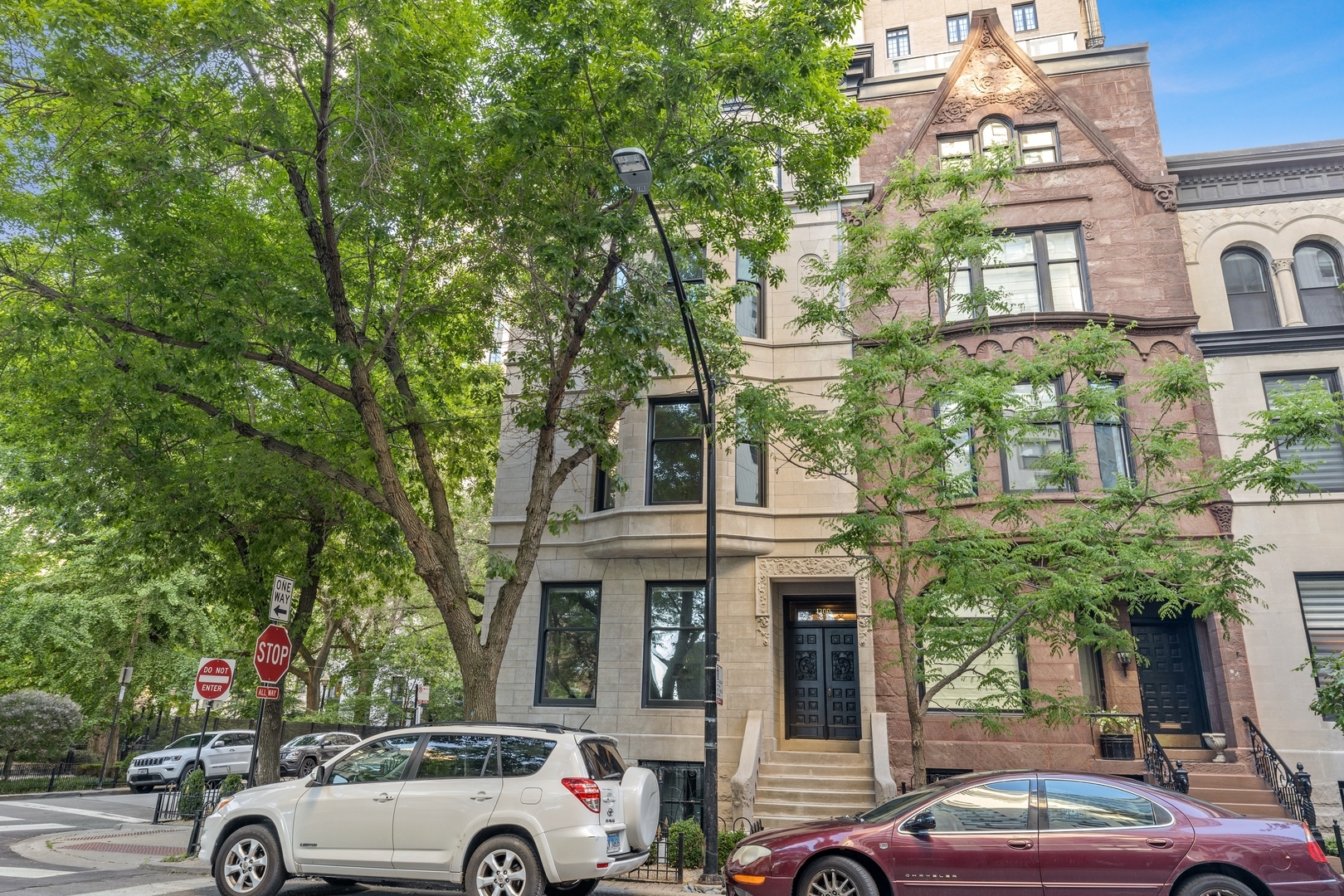 Property Photo: 1300 N Ritchie Court 1 IL 60610