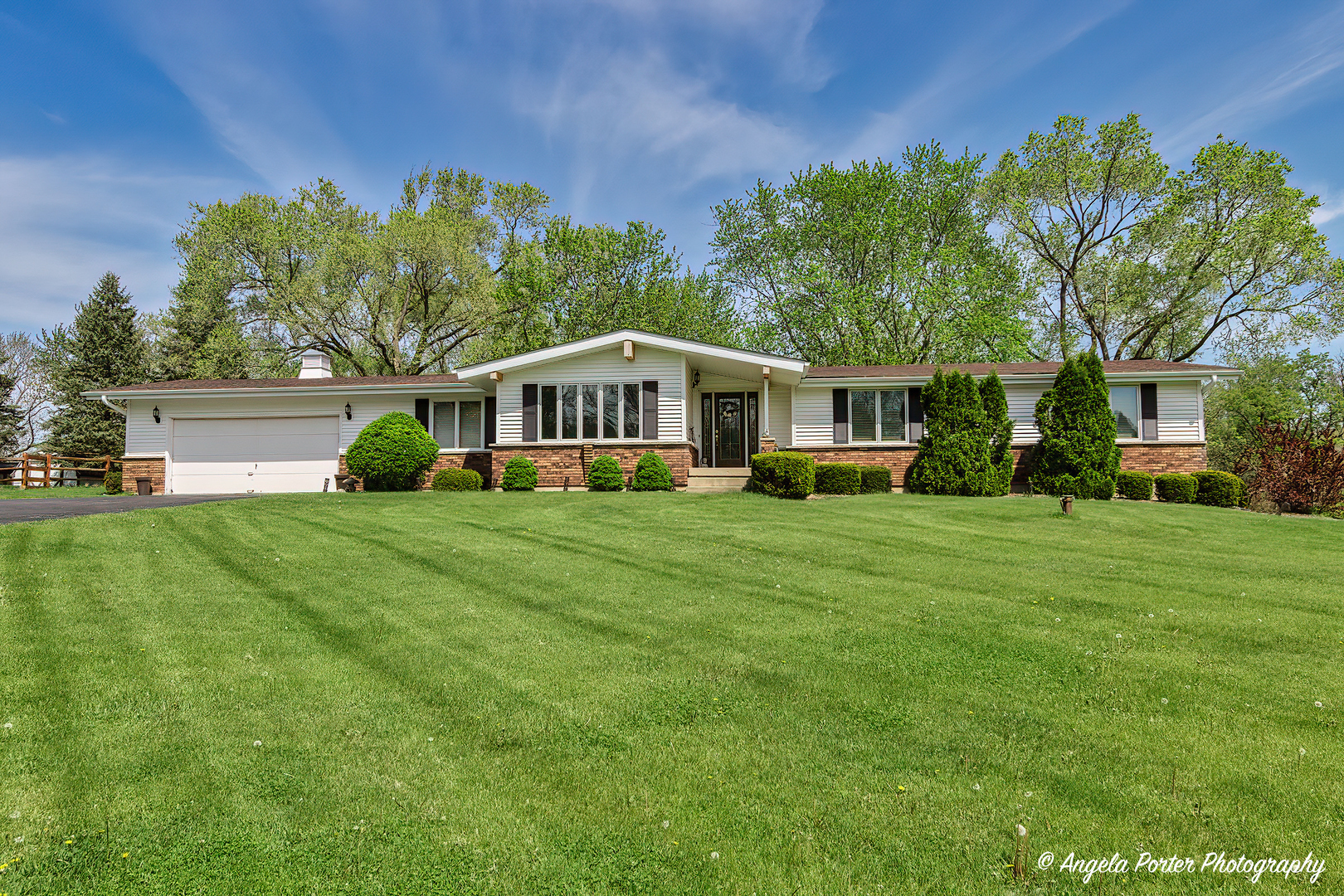 Property Photo: 1408 Appaloosa Trail IL 60050