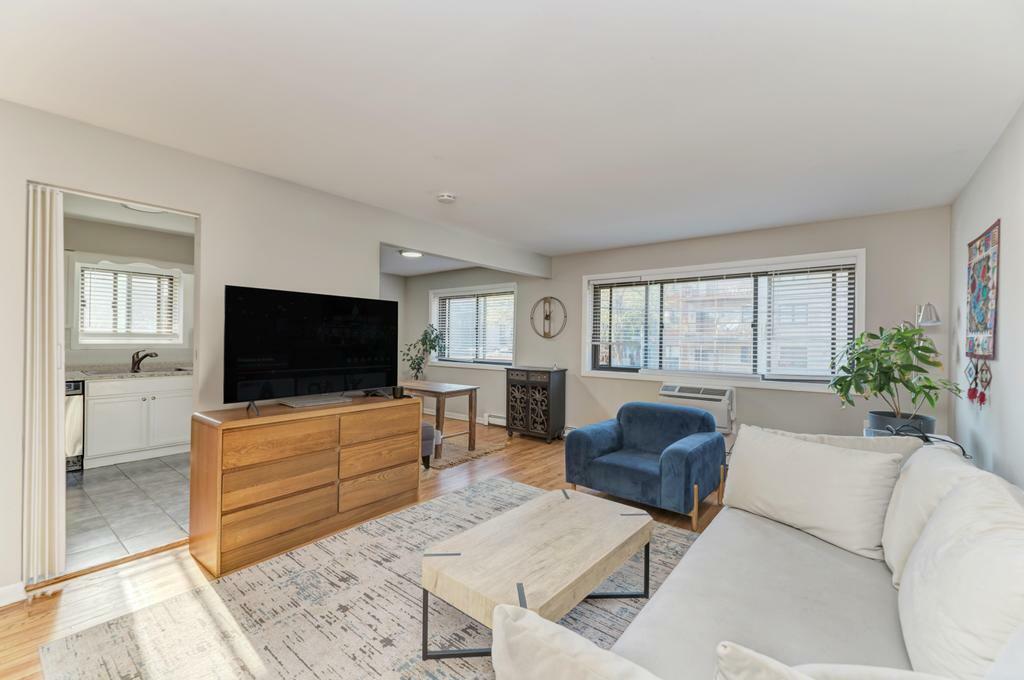 Property Photo: 1600 W Greenleaf Avenue 204 IL 60626