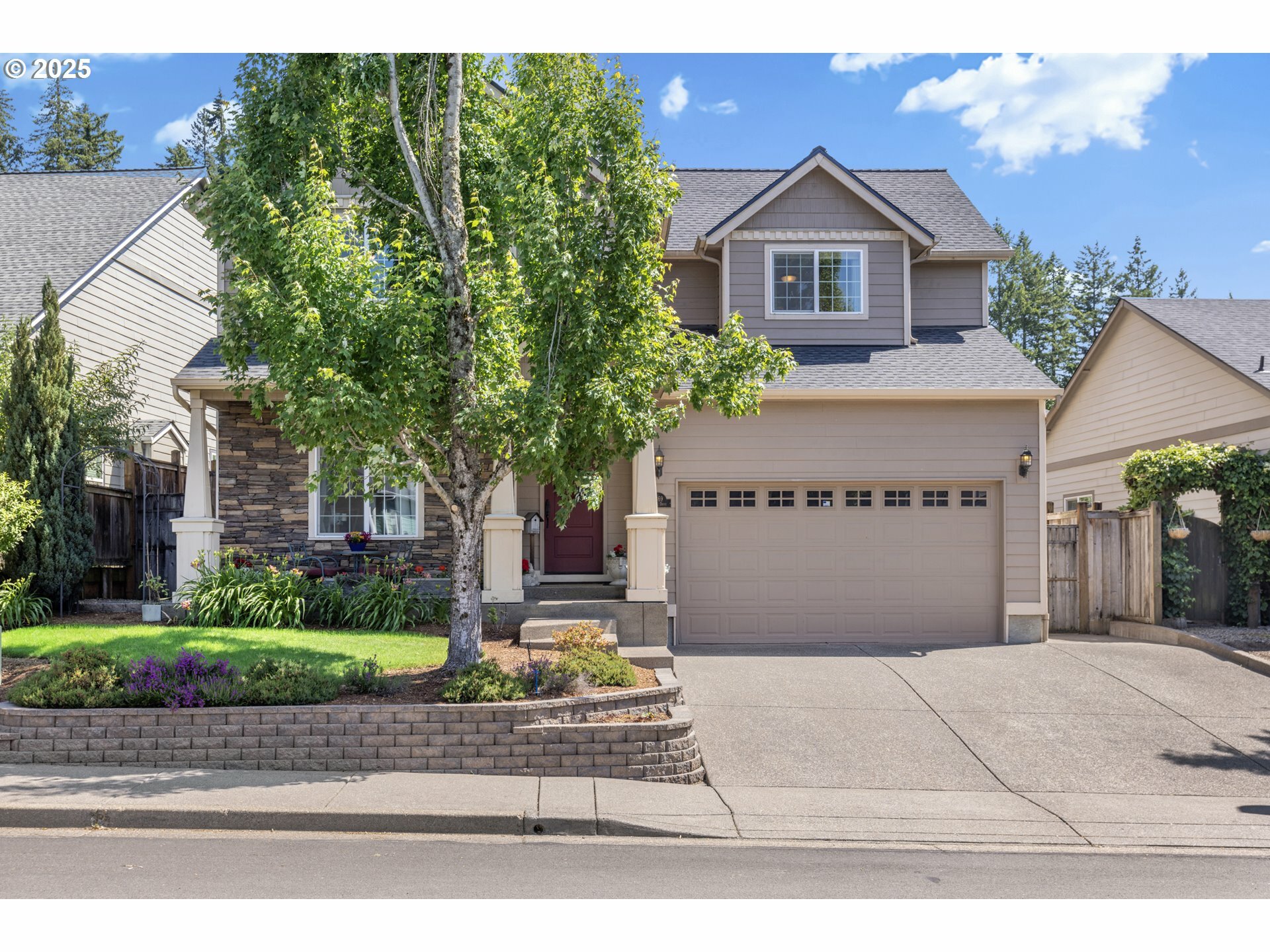 Property Photo: 3369 Falcon Dr OR 97477