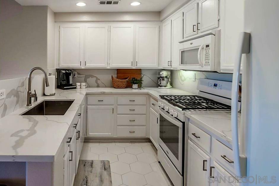 Property Photo: 1324 Pinnacle Peak Dr CA 91915
