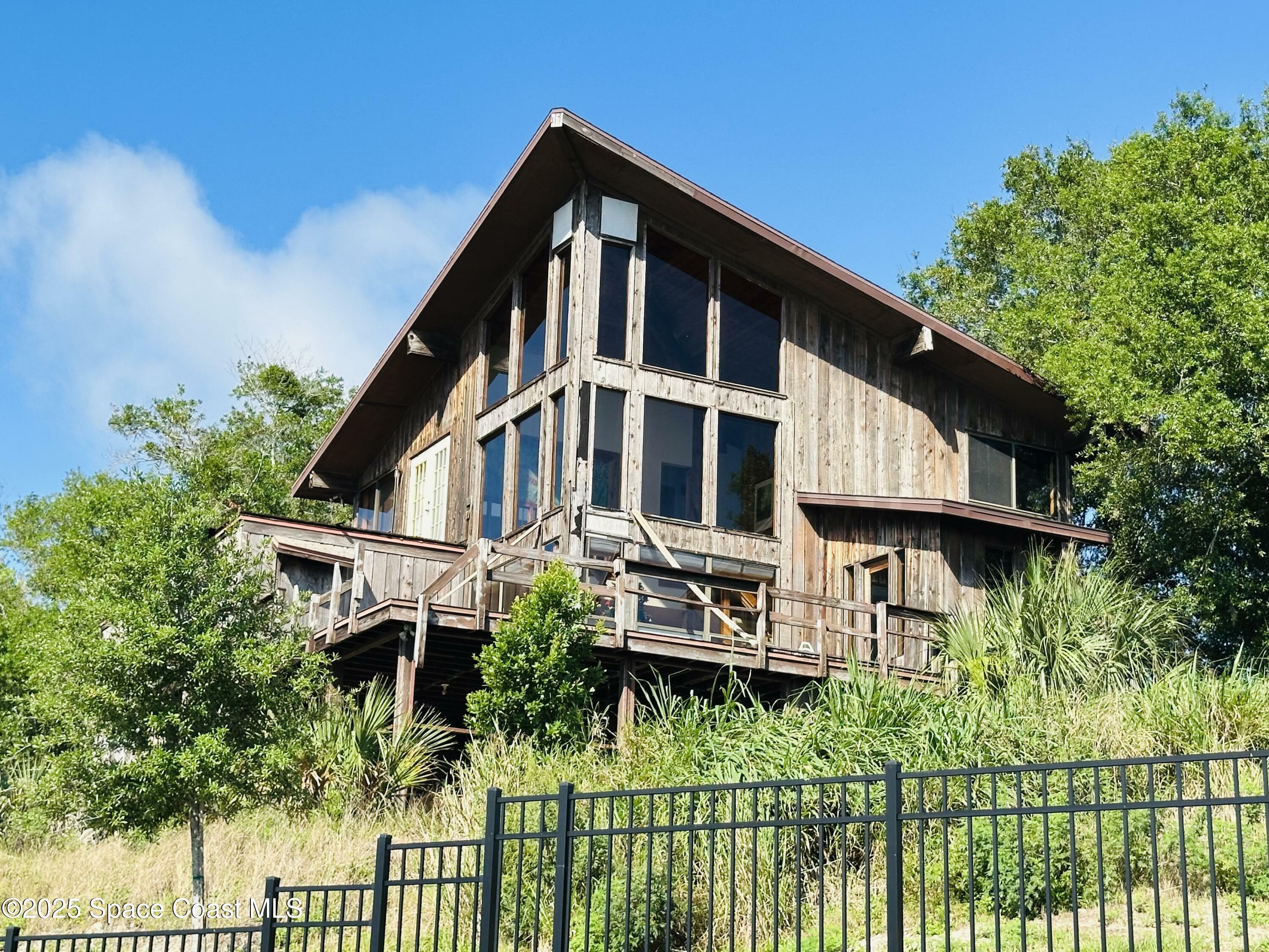 Property Photo: 505 Lakeview Avenue FL 32796