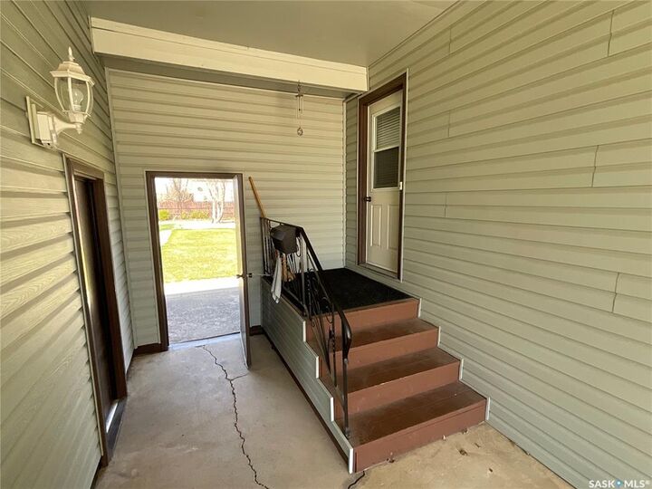Property Photo:  412 2nd Street N  SK S0K 4P0 