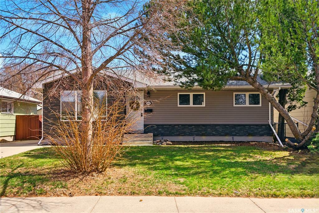 Property Photo: 2811 Irvine Avenue SK S7J 2B4