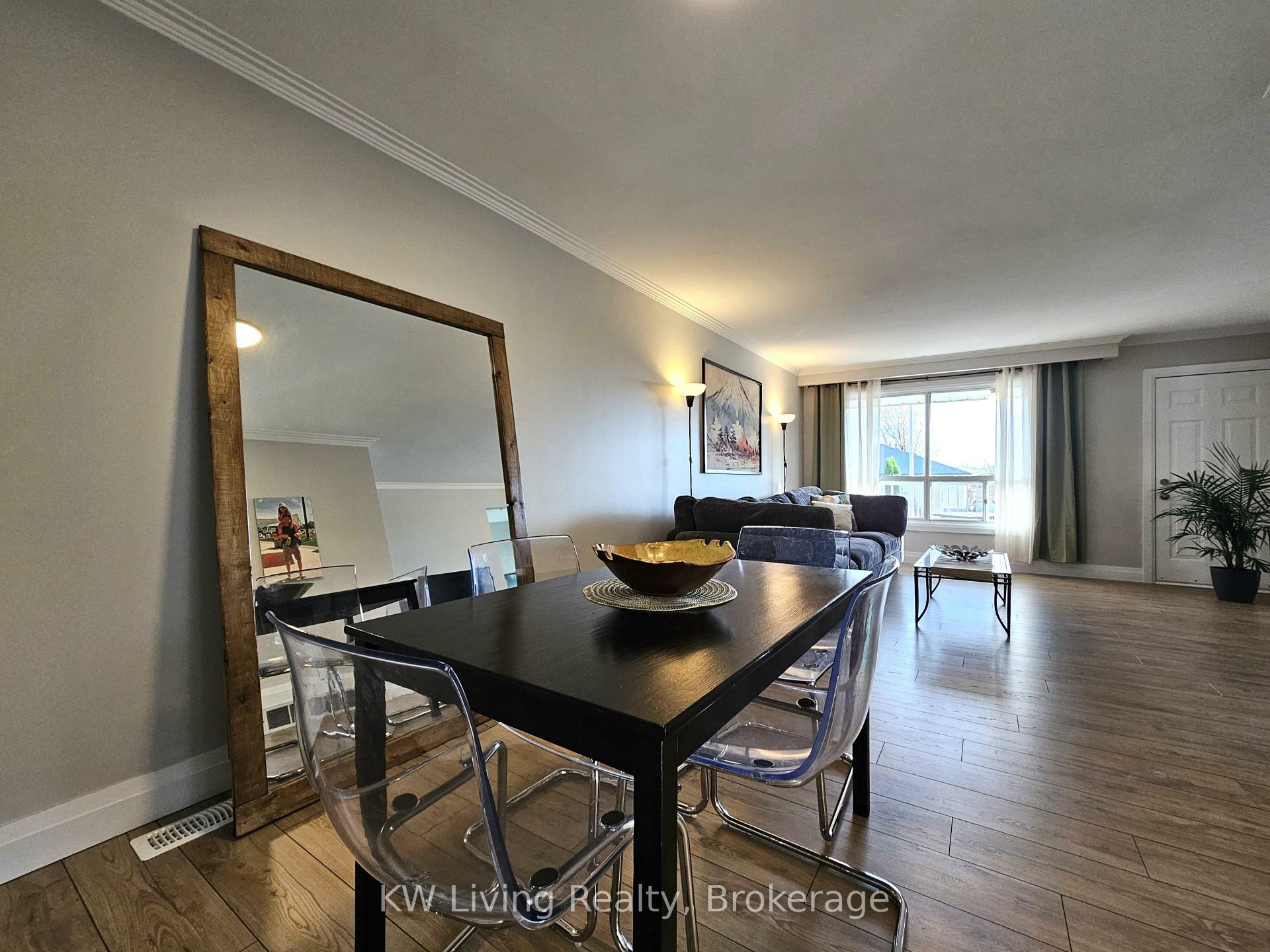 Photo de la propriété: 3403 Ellengale Drive ON L5C 1Z5