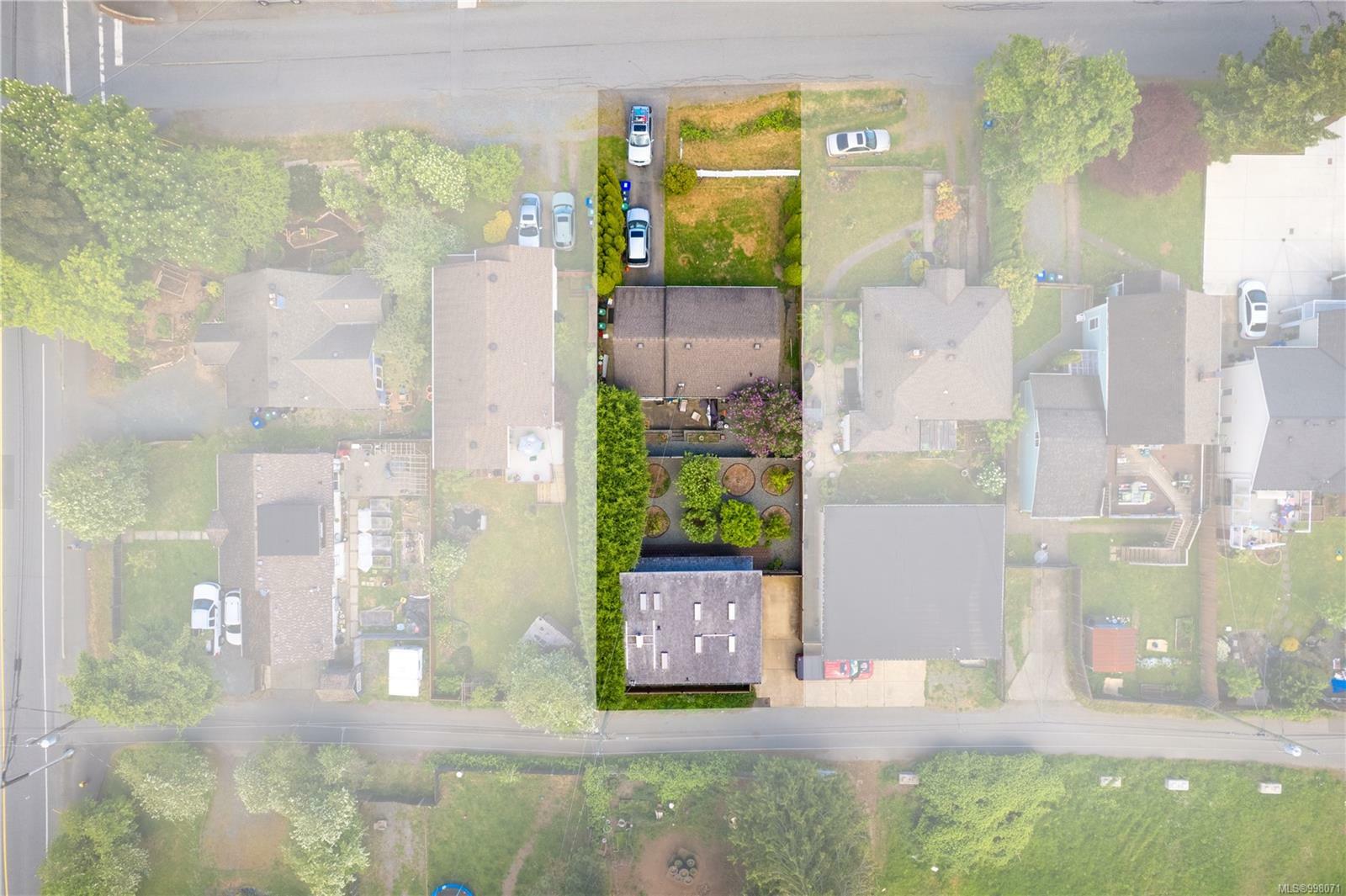 Property Photo: 415 Hillcrest Ave BC V9R 3M2