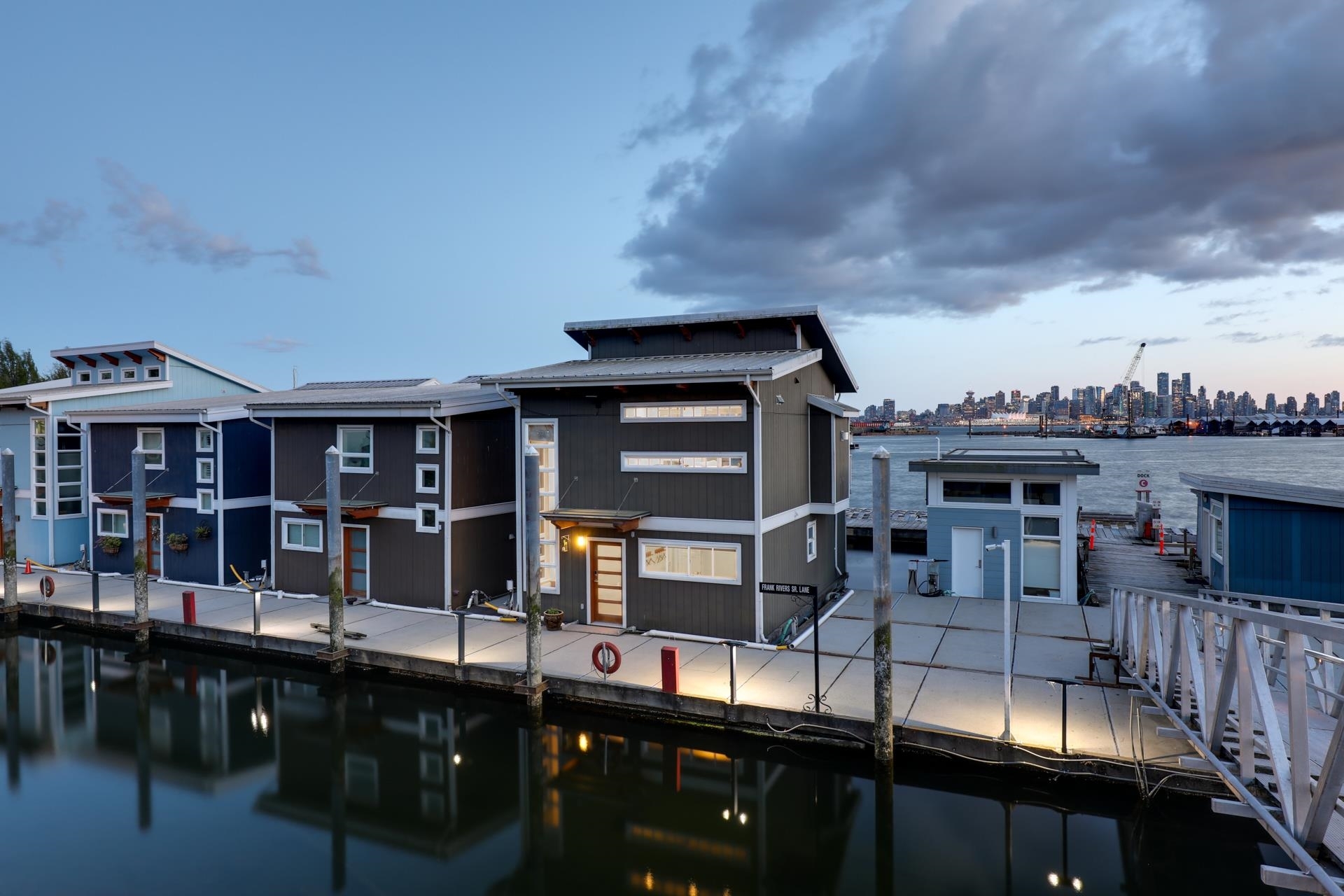 Property Photo: 415 W Esplanade 16 BC V7M 1A6