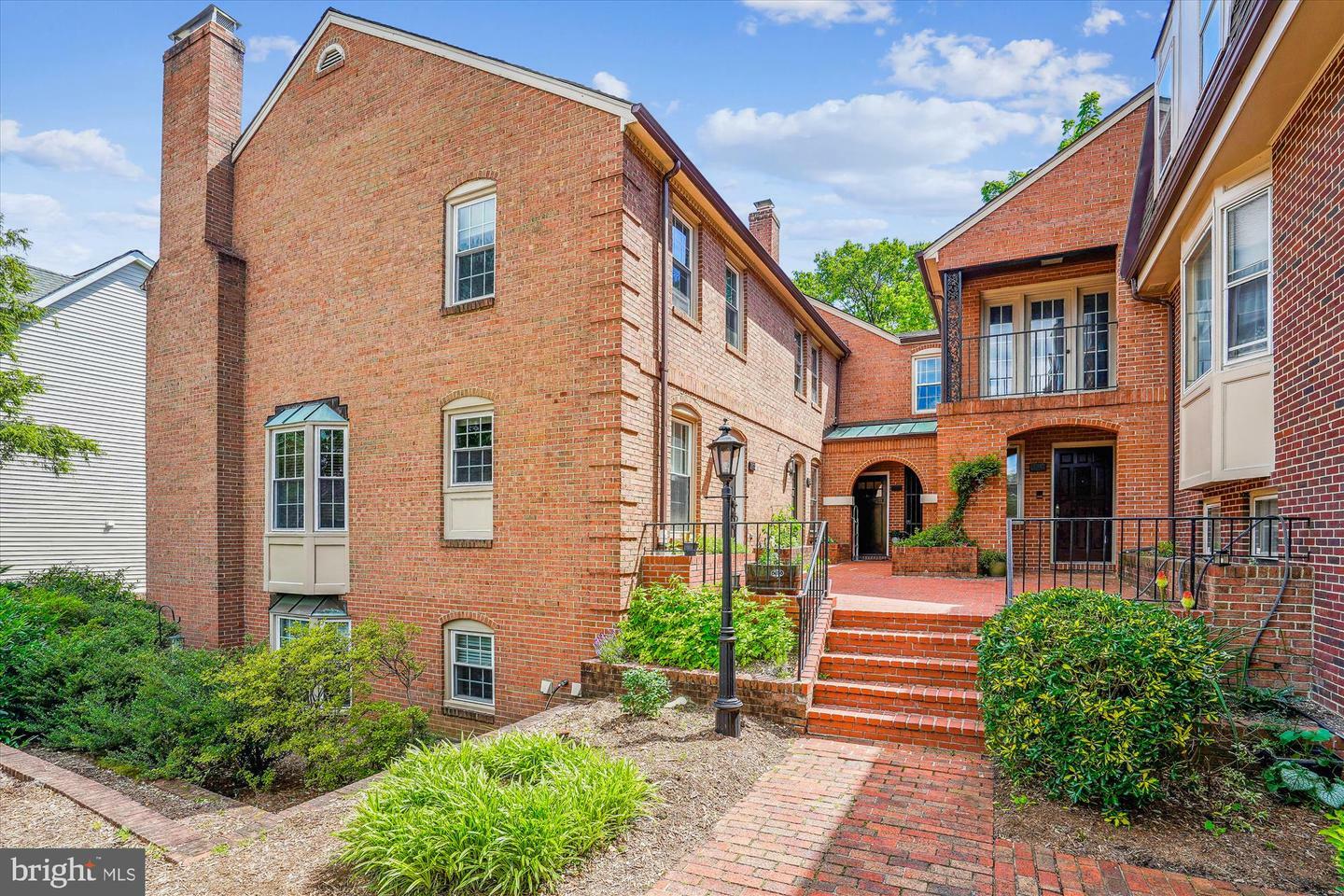 Property Photo:  1802 21st Street N  VA 22209 