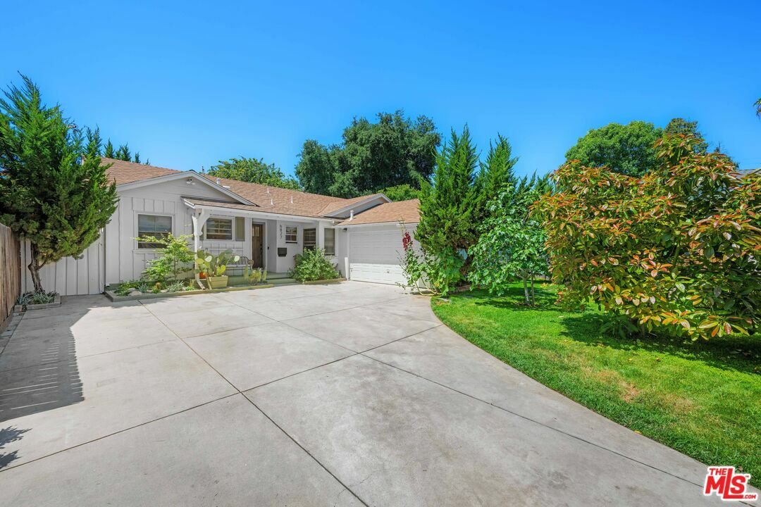 Property Photo: 6827 Bianca Ave CA 91406