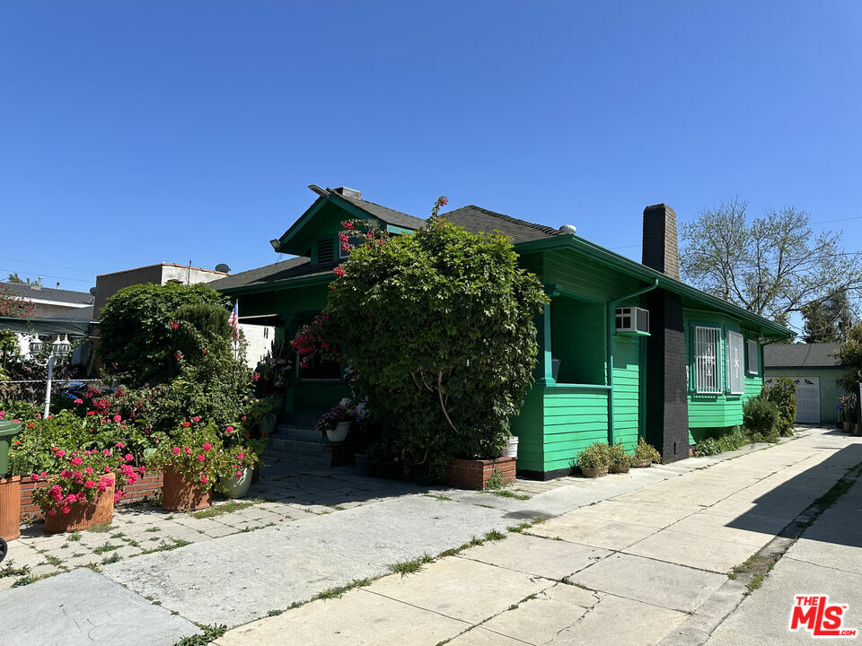 Property Photo: 820 W 50th St CA 90037