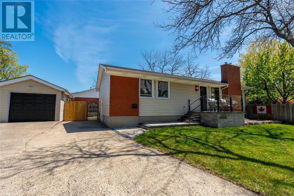 Photo de la propriété: 1026 Camelot Crescent ON N7S 3L3