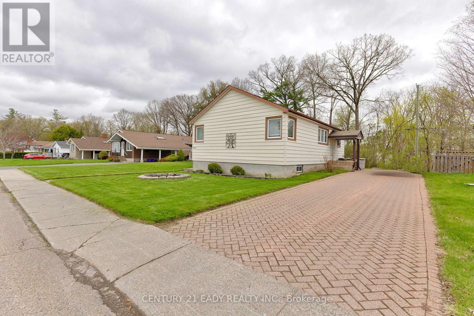Property Photo: 665 Coleraine Drive ON K7V 1X4