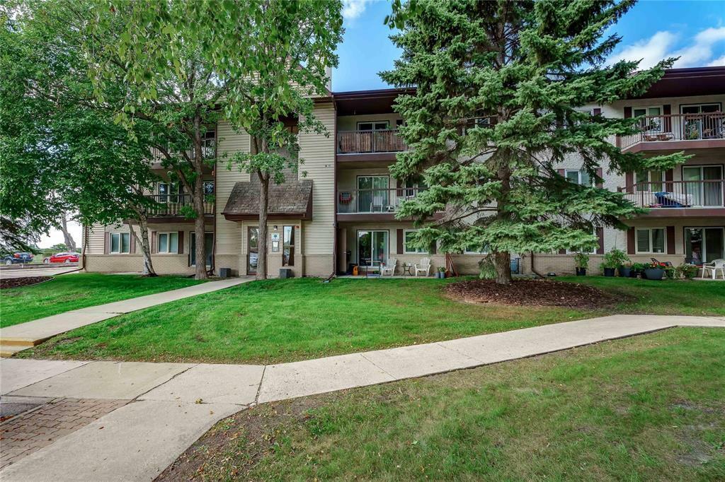 Property Photo: 658 Kenaston Boulevard MB R3N 2A1