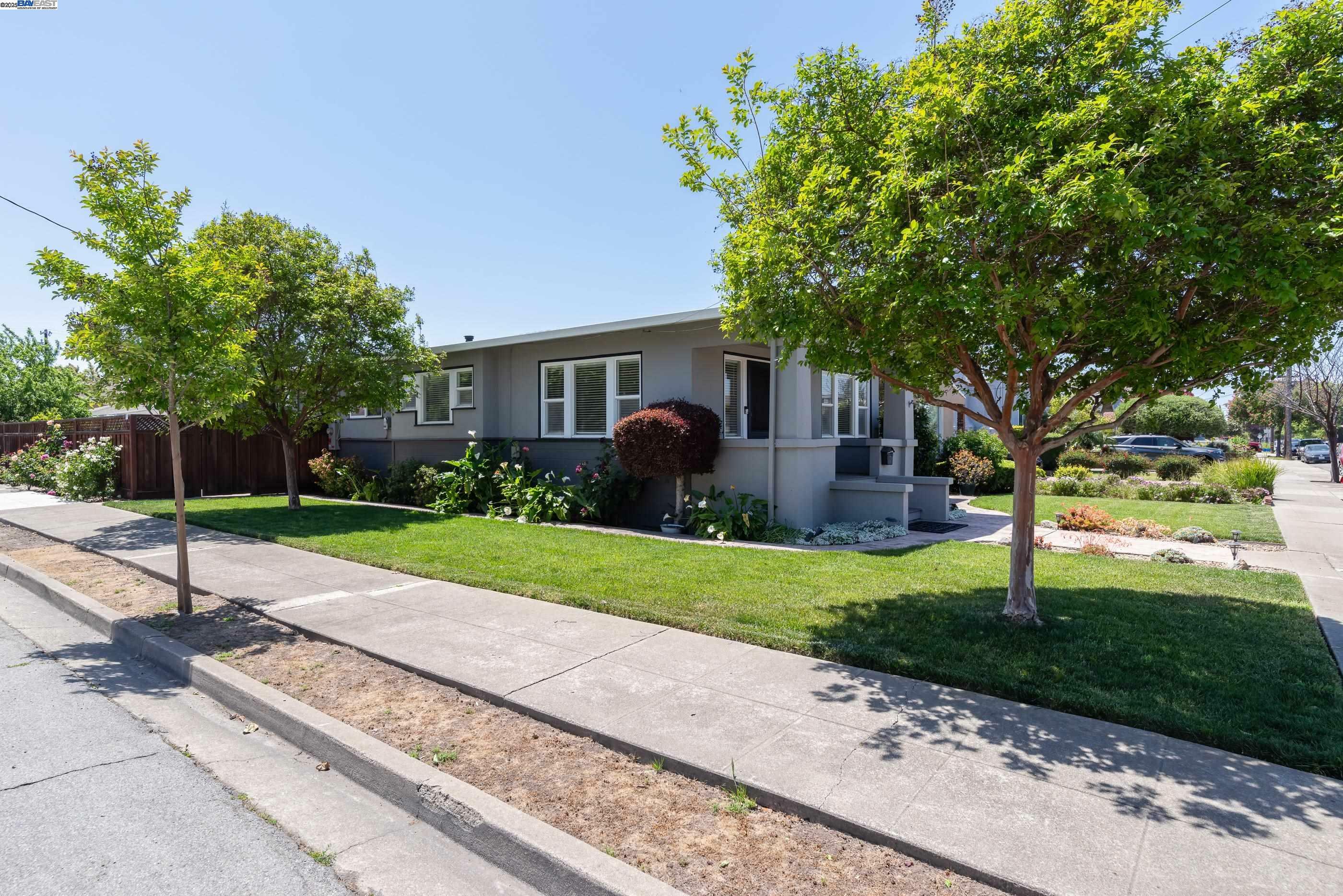 Property Photo: 697 Maud Ave CA 94577