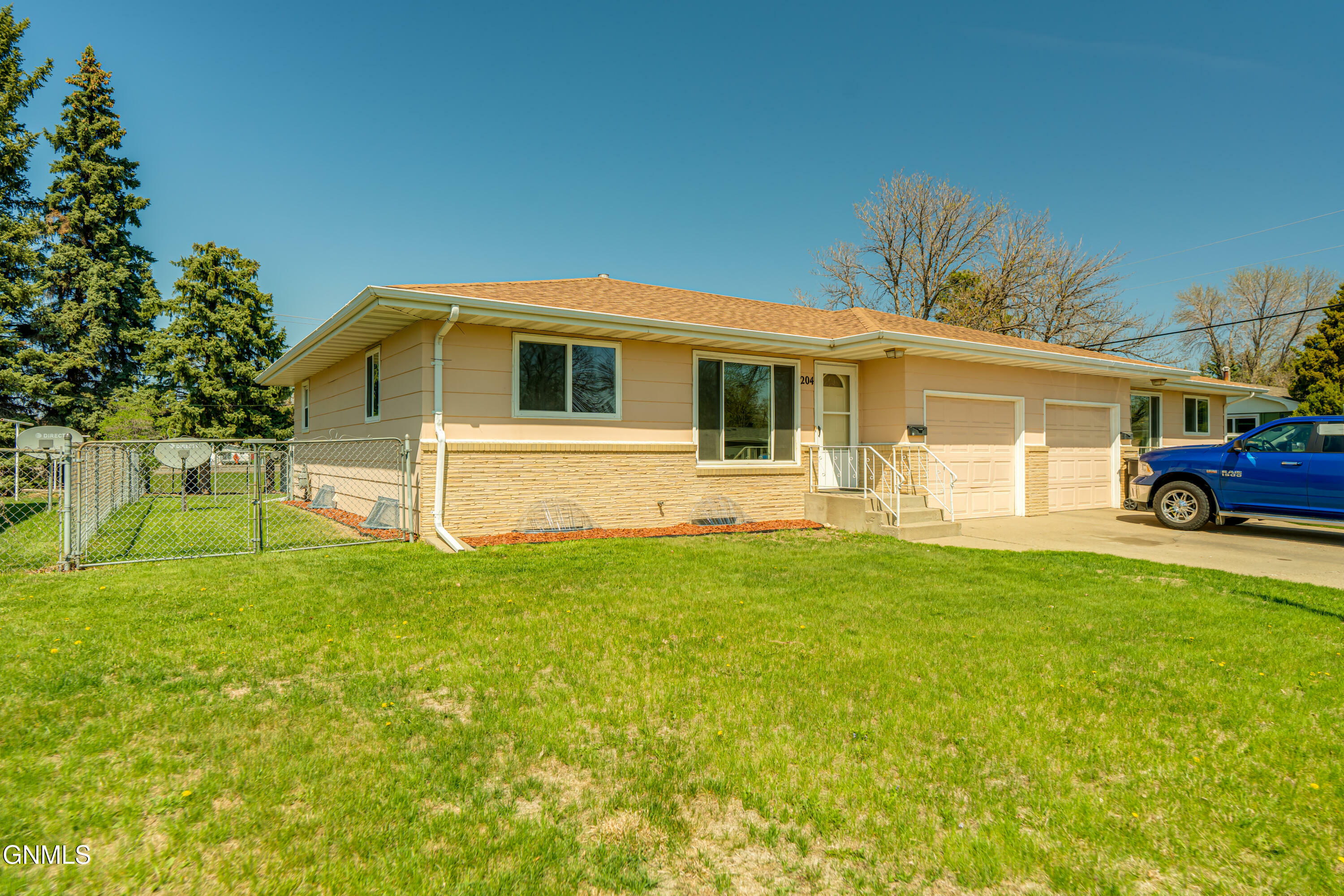 Property Photo: 204 E Turnpike Avenue Avenue ND 58501