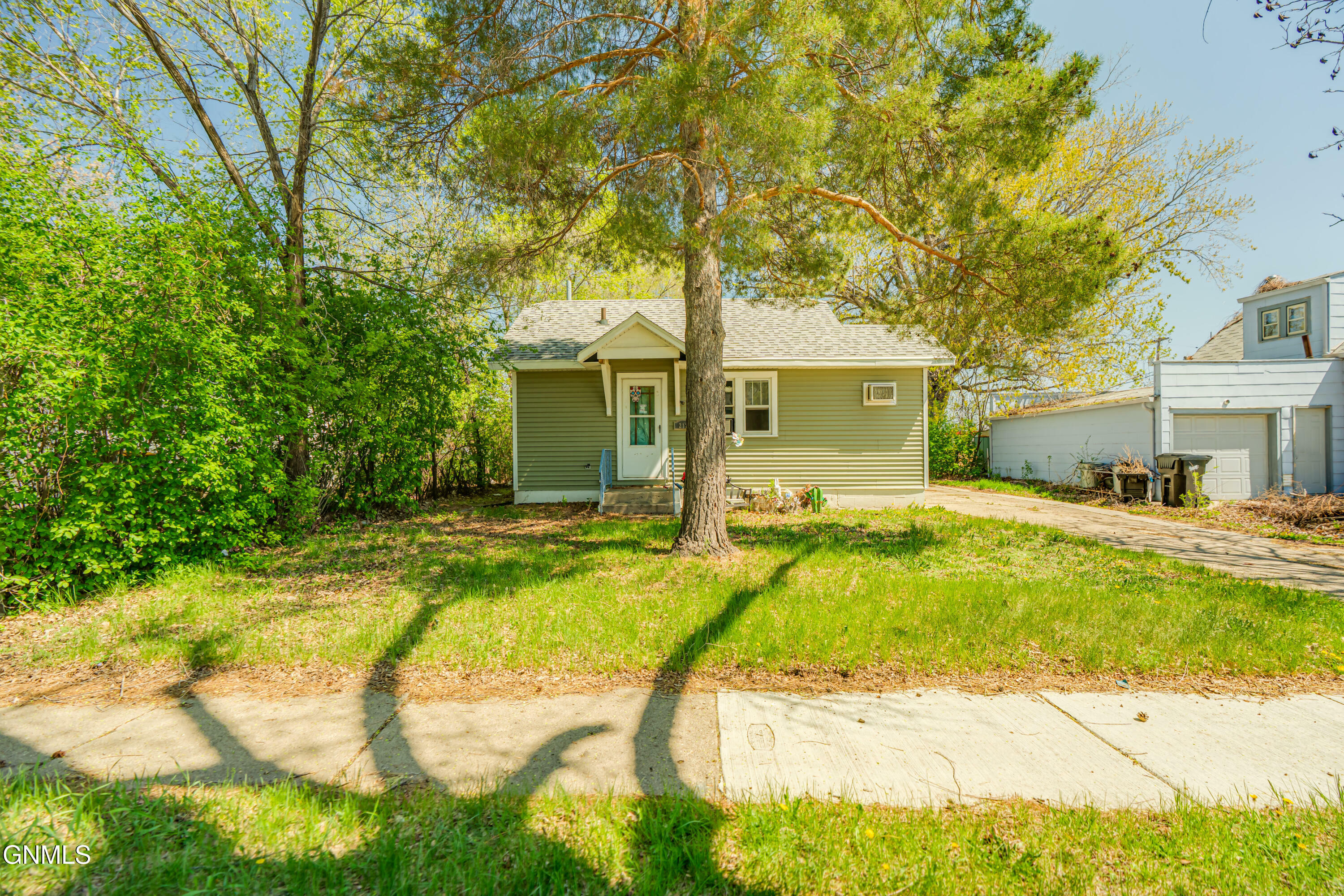 Property Photo: 217 N 19th Street ND 58501