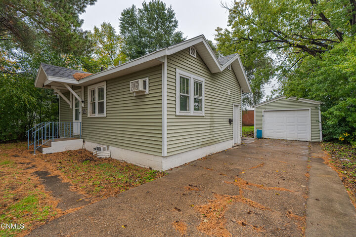 Property Photo:  217 N 19th Street  ND 58501 