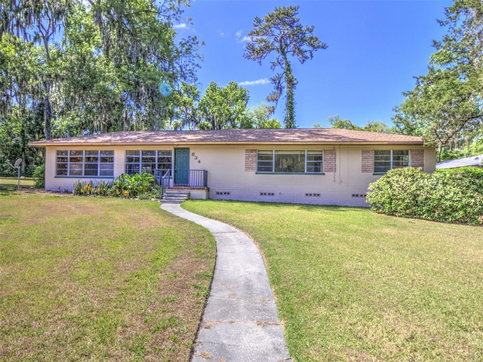 Property Photo: 834 NE 10th Avenue FL 34470