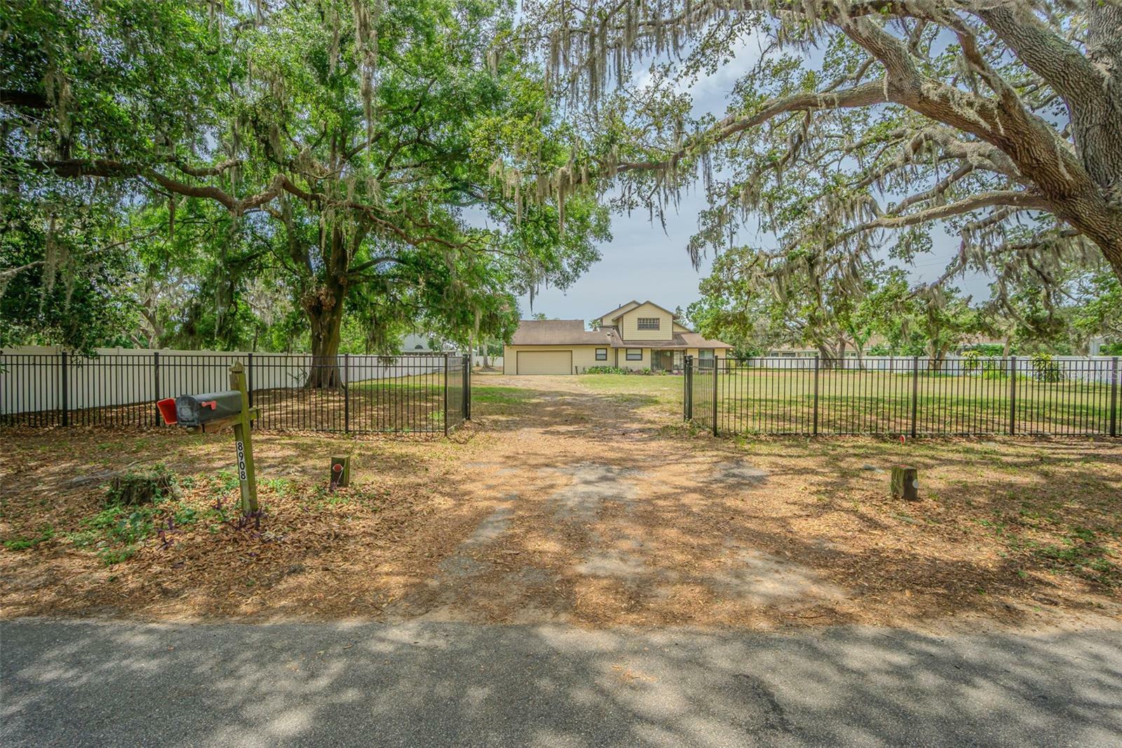 Property Photo: 8908 Hixon Road FL 33626