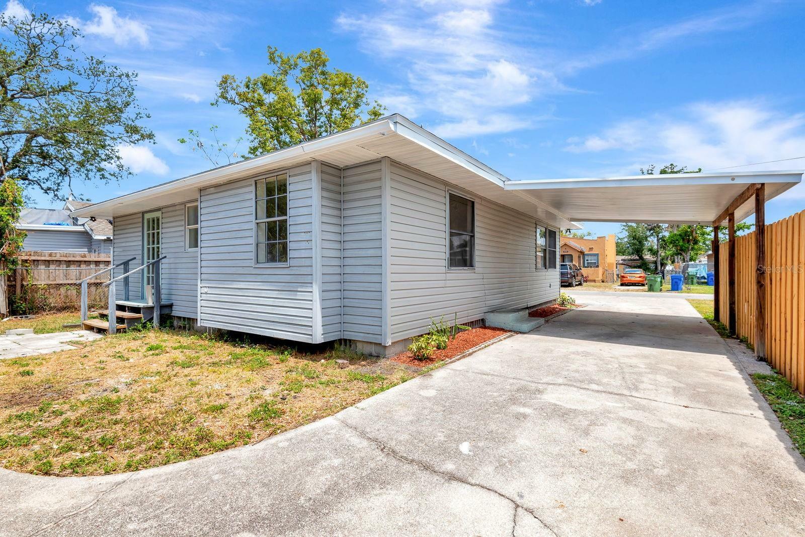 Property Photo: 609 25th Avenue W FL 34205