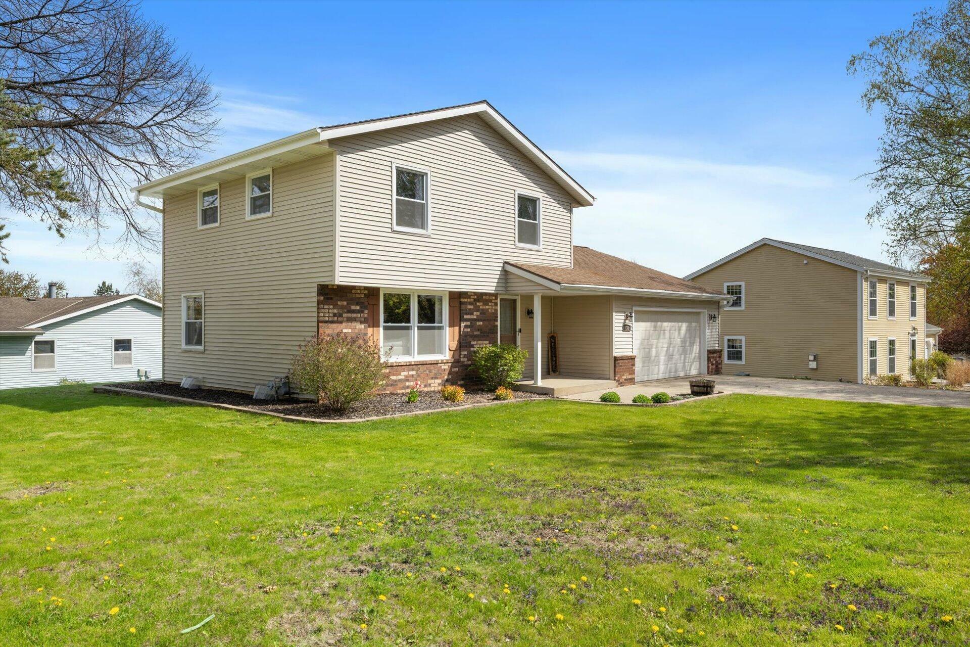 Property Photo: 498 Park Hill Dr WI 53072