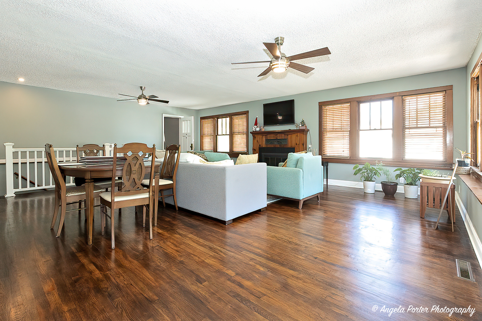 Property Photo: 407 Ivy Road IL 60042