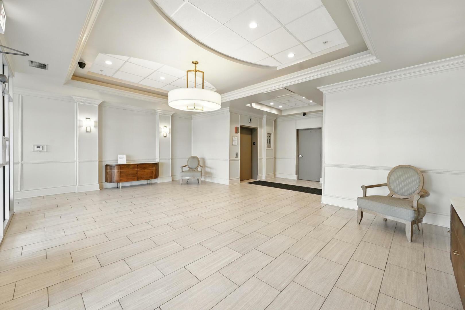Property Photo: 5555 N Cumberland Avenue 605 IL 60656