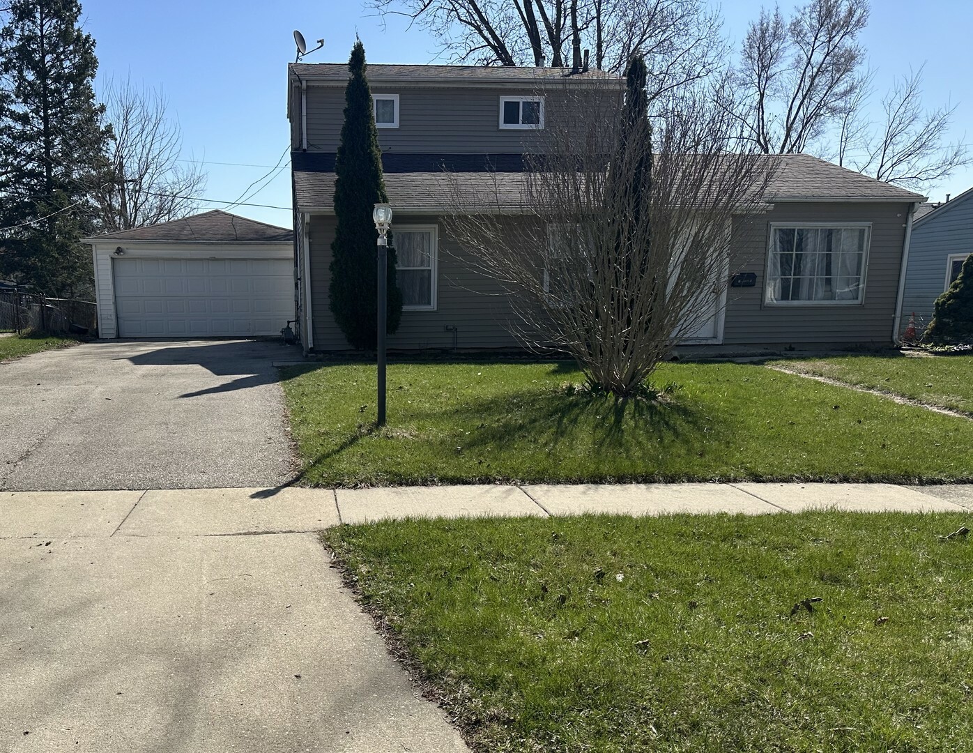 Property Photo: 419 Cedarcrest Drive IL 60107