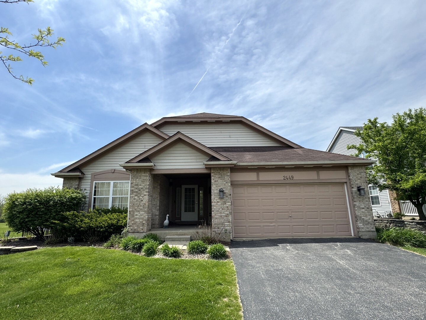 Property Photo: 2449 Wydown Lane IL 60502