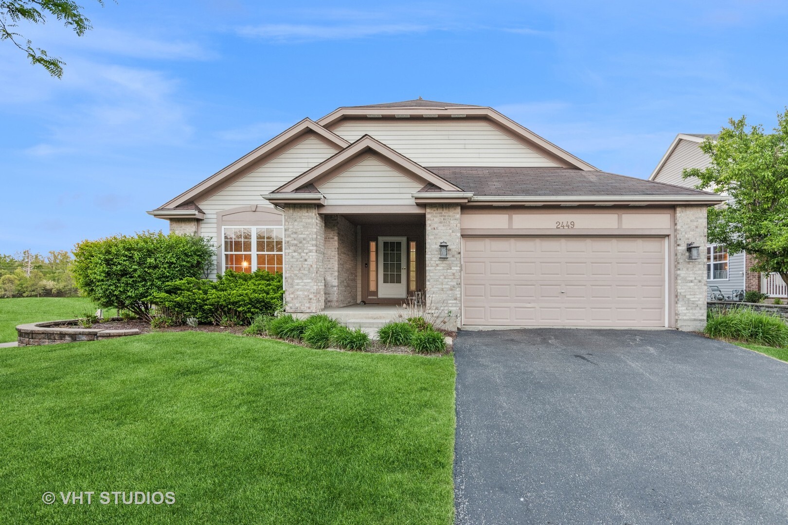 Property Photo: 2449 Wydown Lane IL 60502