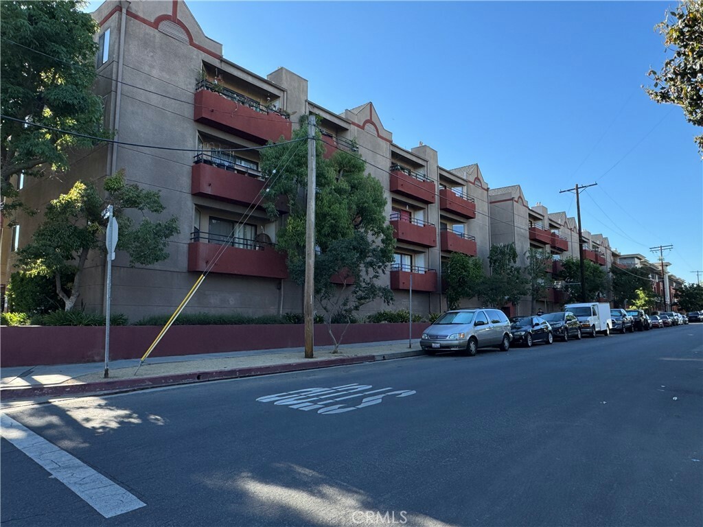 Property Photo: 4717 Ben Avenue 103 CA 91607