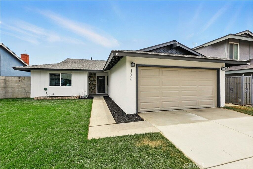 Property Photo:  1608 E Helmick Street  CA 90746 