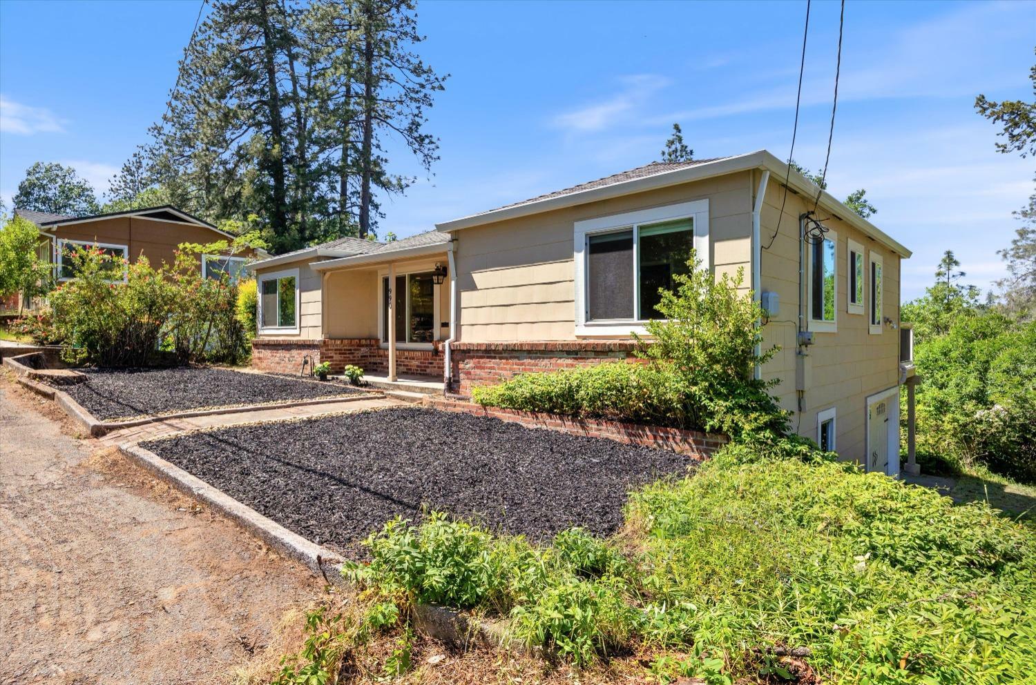 Property Photo: 990 Crescent Street CA 95667