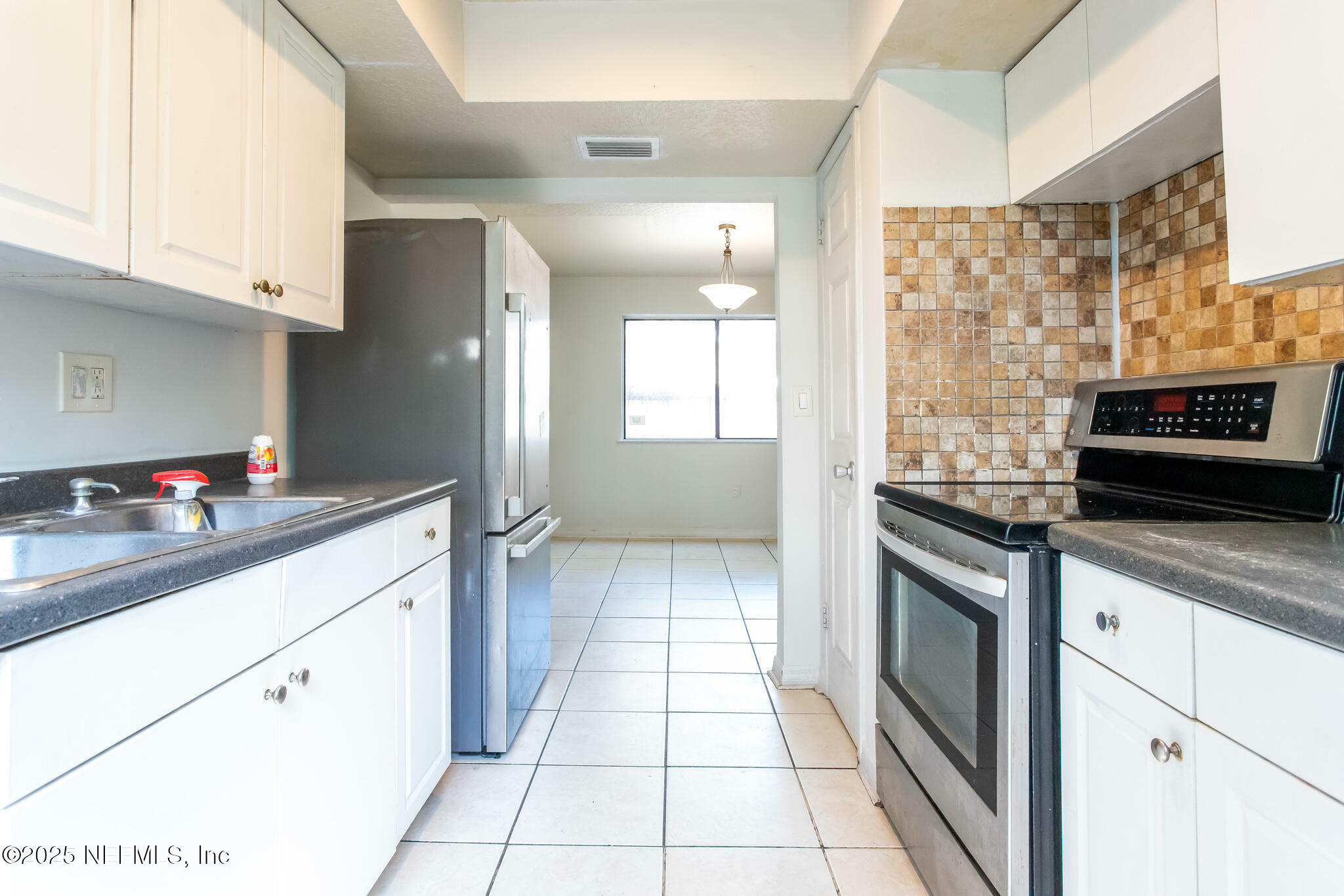 Property Photo: 710 Oaks Plantation Drive R1-2 FL 32211