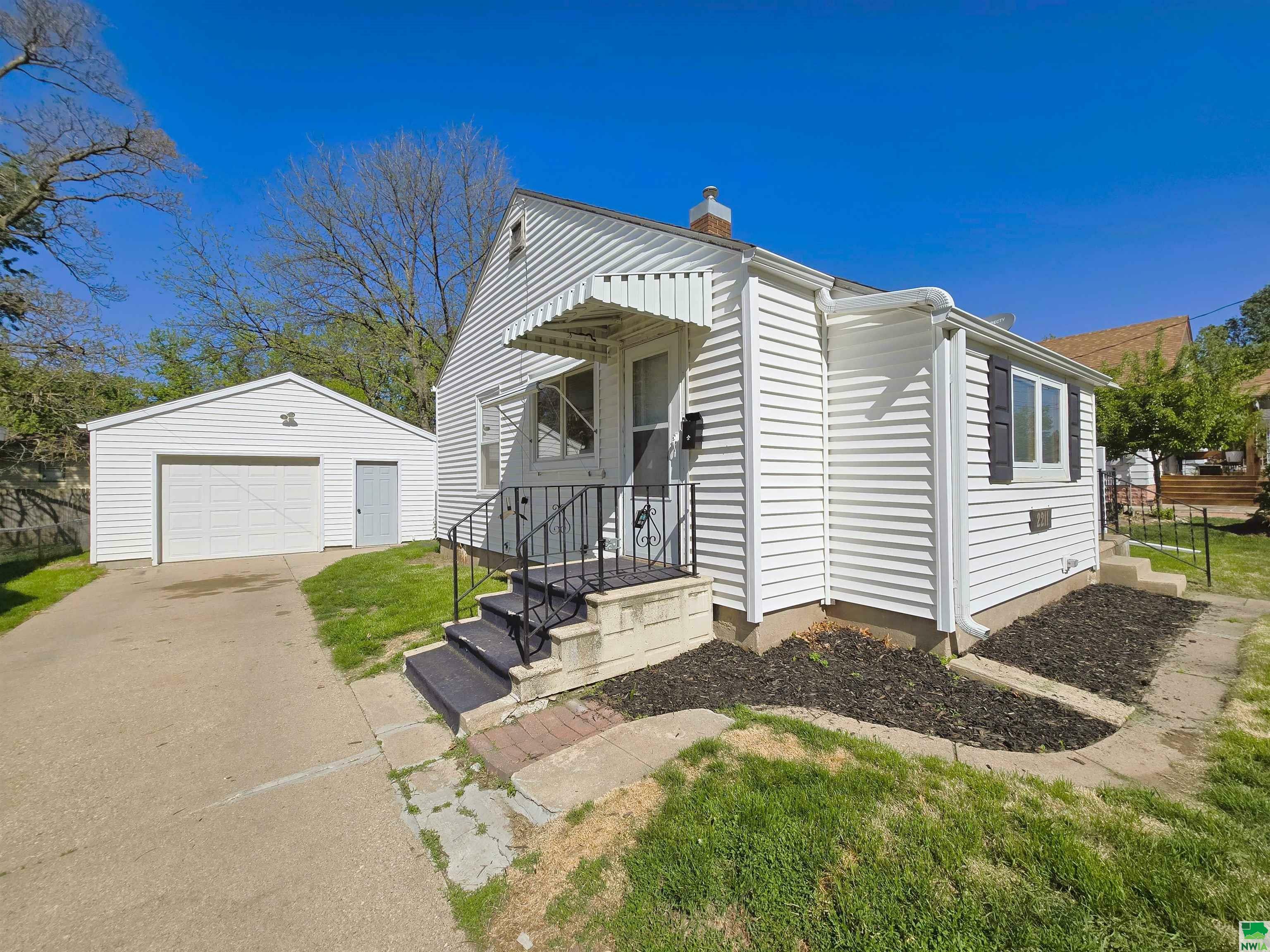 Property Photo: 2211 S Alice St IA 51106