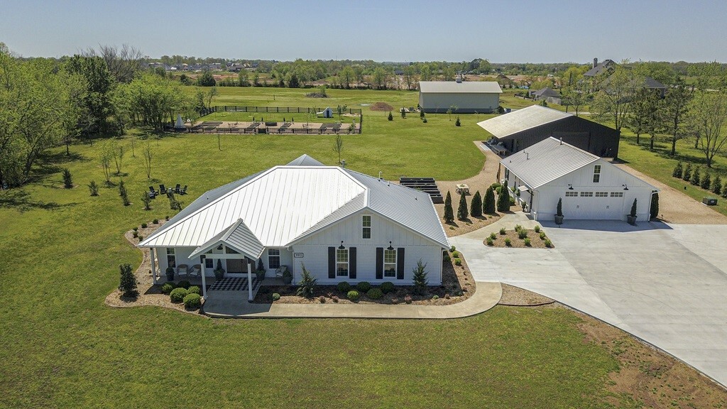 Property Photo: 9911 Scoggins Road AR 72713