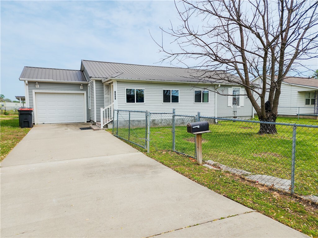 Property Photo: 1325 Crutcher Street AR 72764