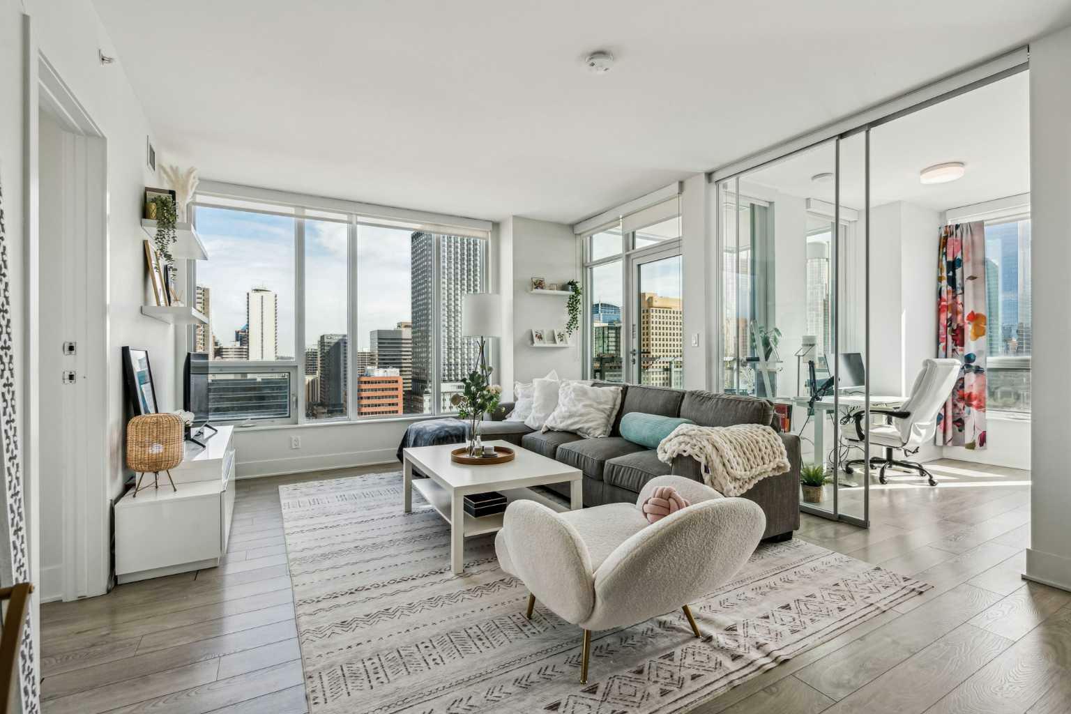 Property Photo: 901 10 Avenue SW 1606 AB T2R 0B5